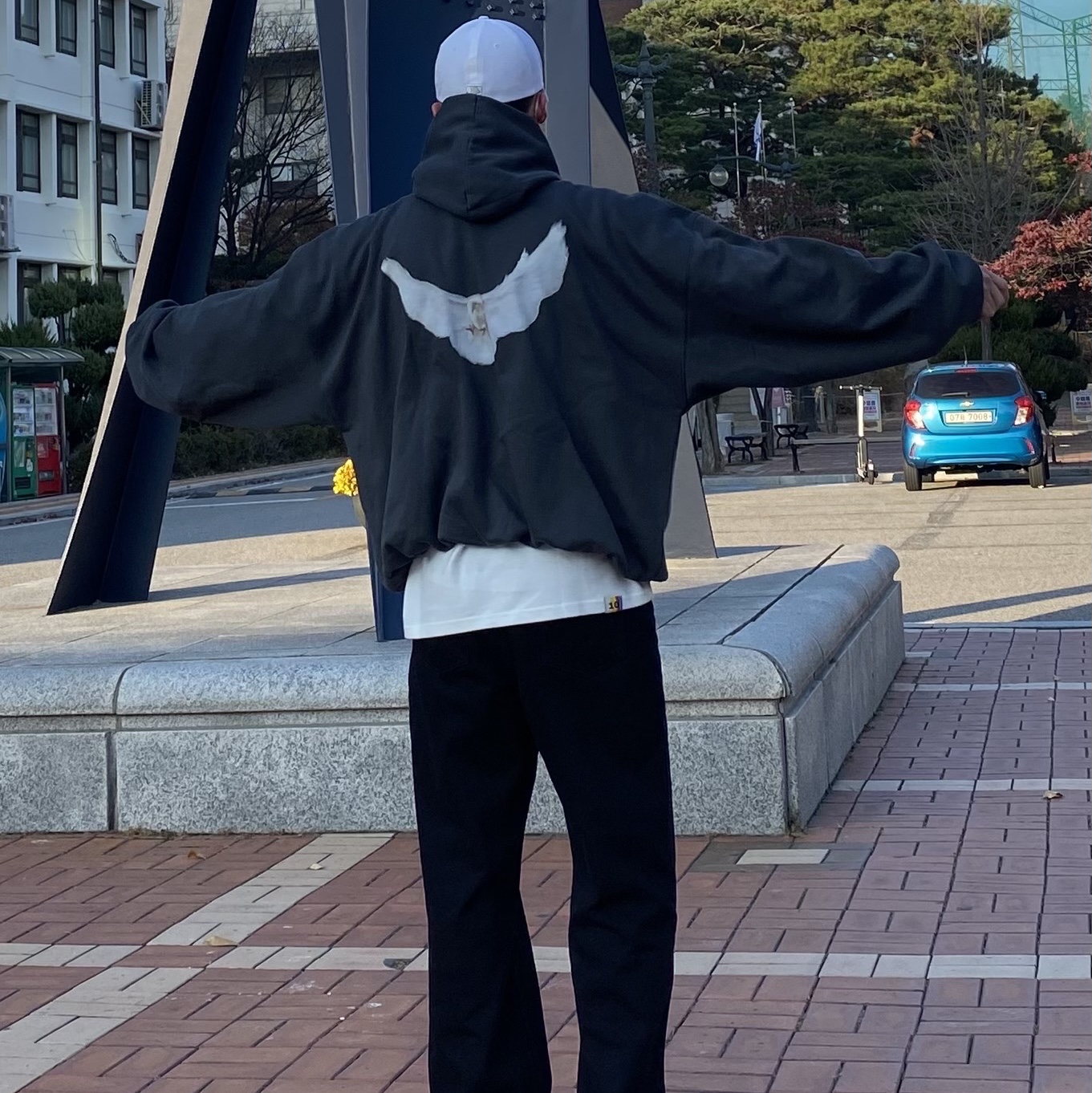 Yeezy Gap Engineered By Balenciaga Dove Hoodie Black, IAB Studio 10th Anniversary T-Shirt White 착용 스타일 - 2