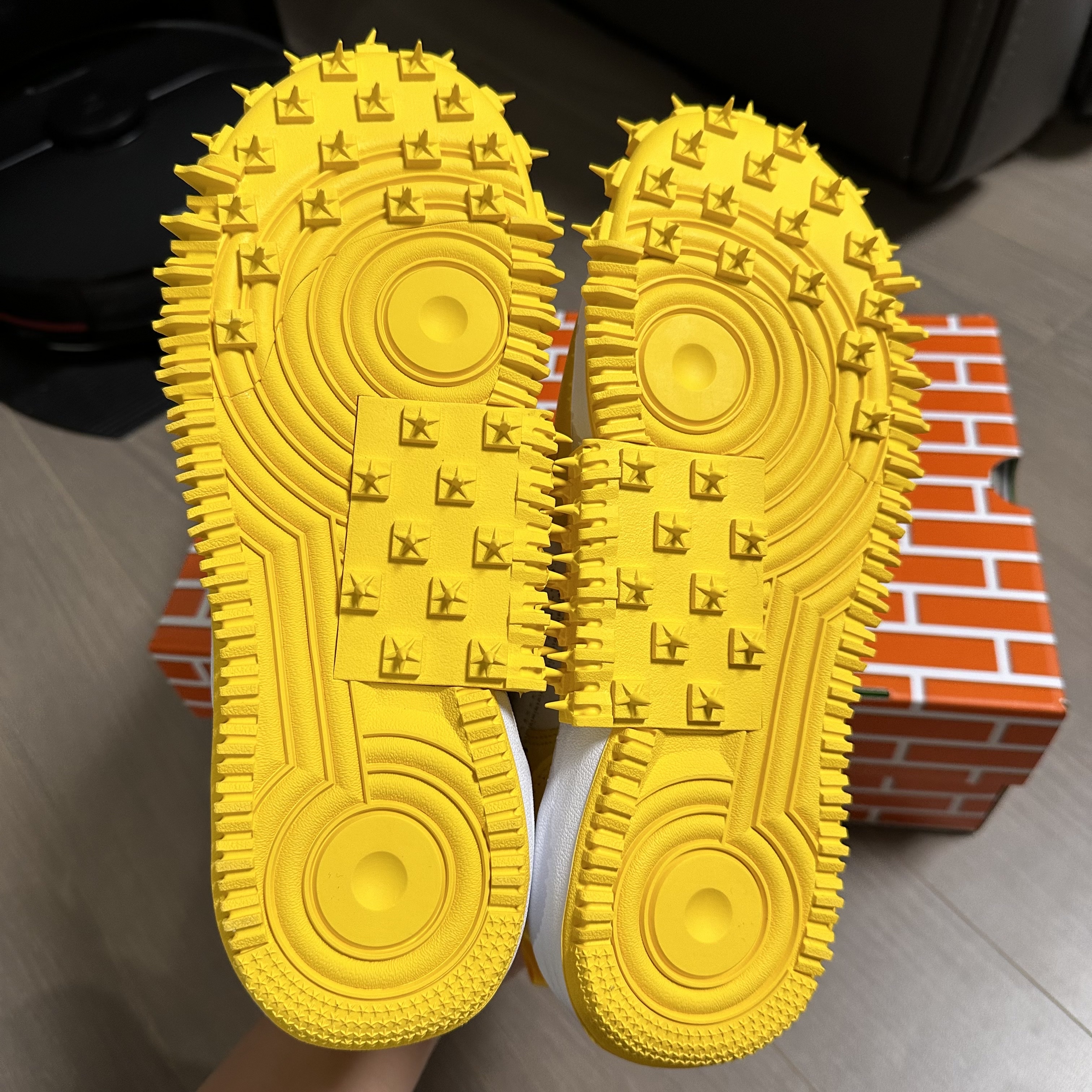Nike x Off-White Air Force 1 Mid SP Leather Varsity Maize 착용 스타일 - 5