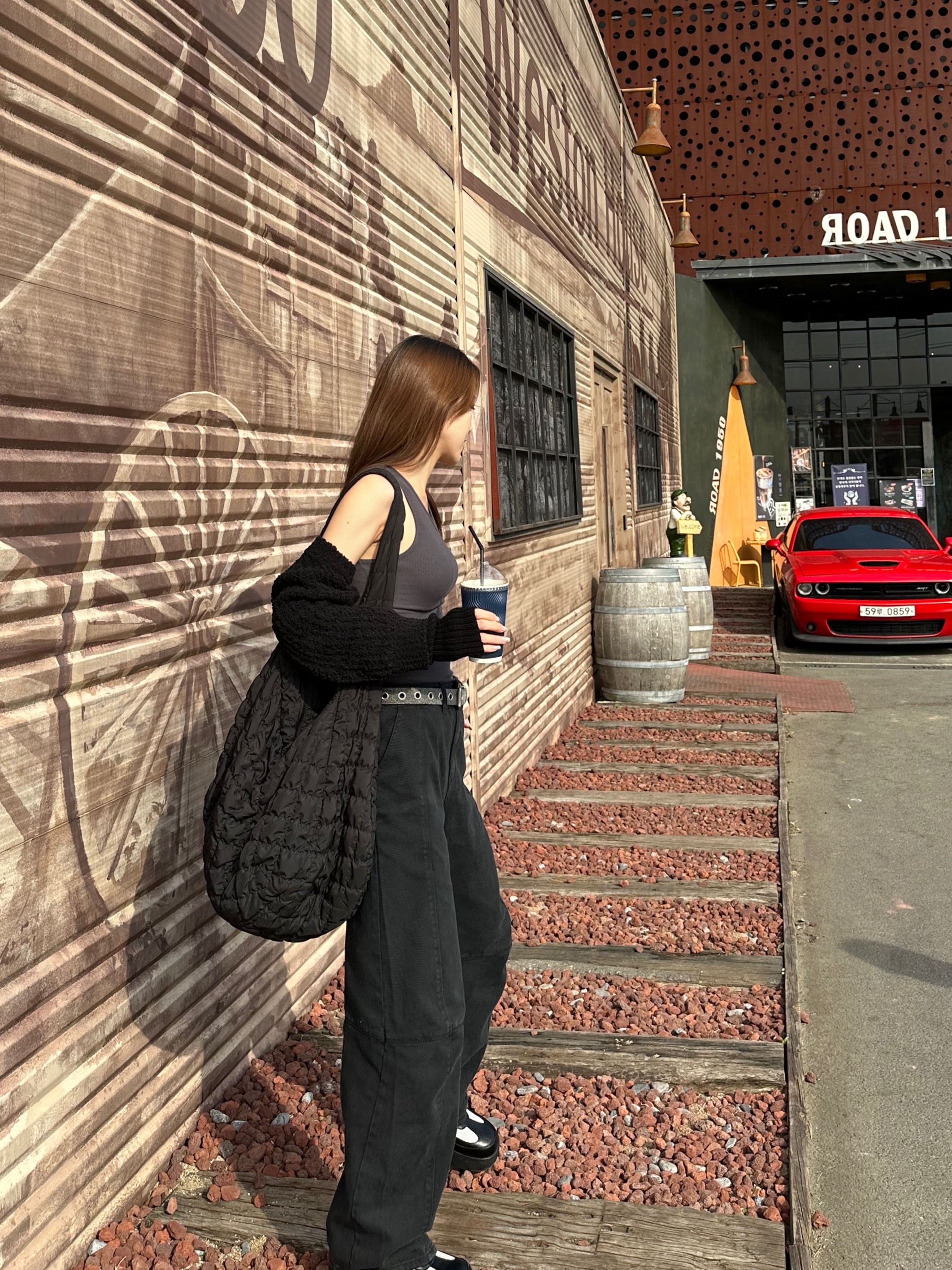 COS Quilted Oversized Shoulder Bag Black 착용 스타일 - 4