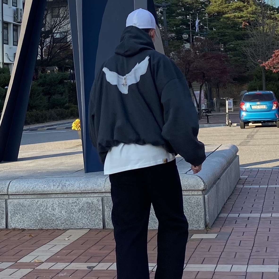 Yeezy Gap Engineered By Balenciaga Dove Hoodie Black, IAB Studio 10th Anniversary T-Shirt White 착용 스타일 - 3