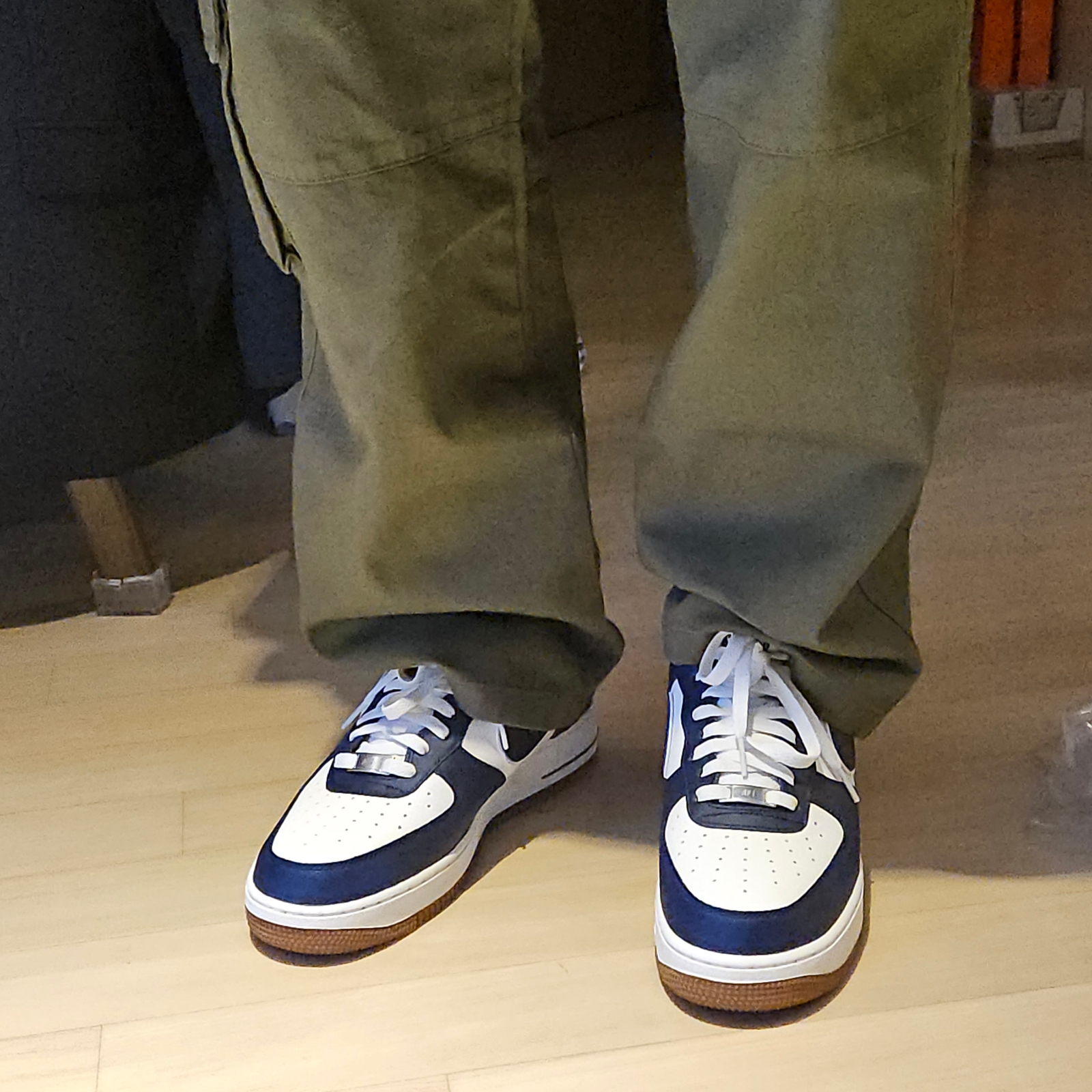 Nike Air Force 1 '07 LV8 Midnight Navy 착용 스타일 - 1
