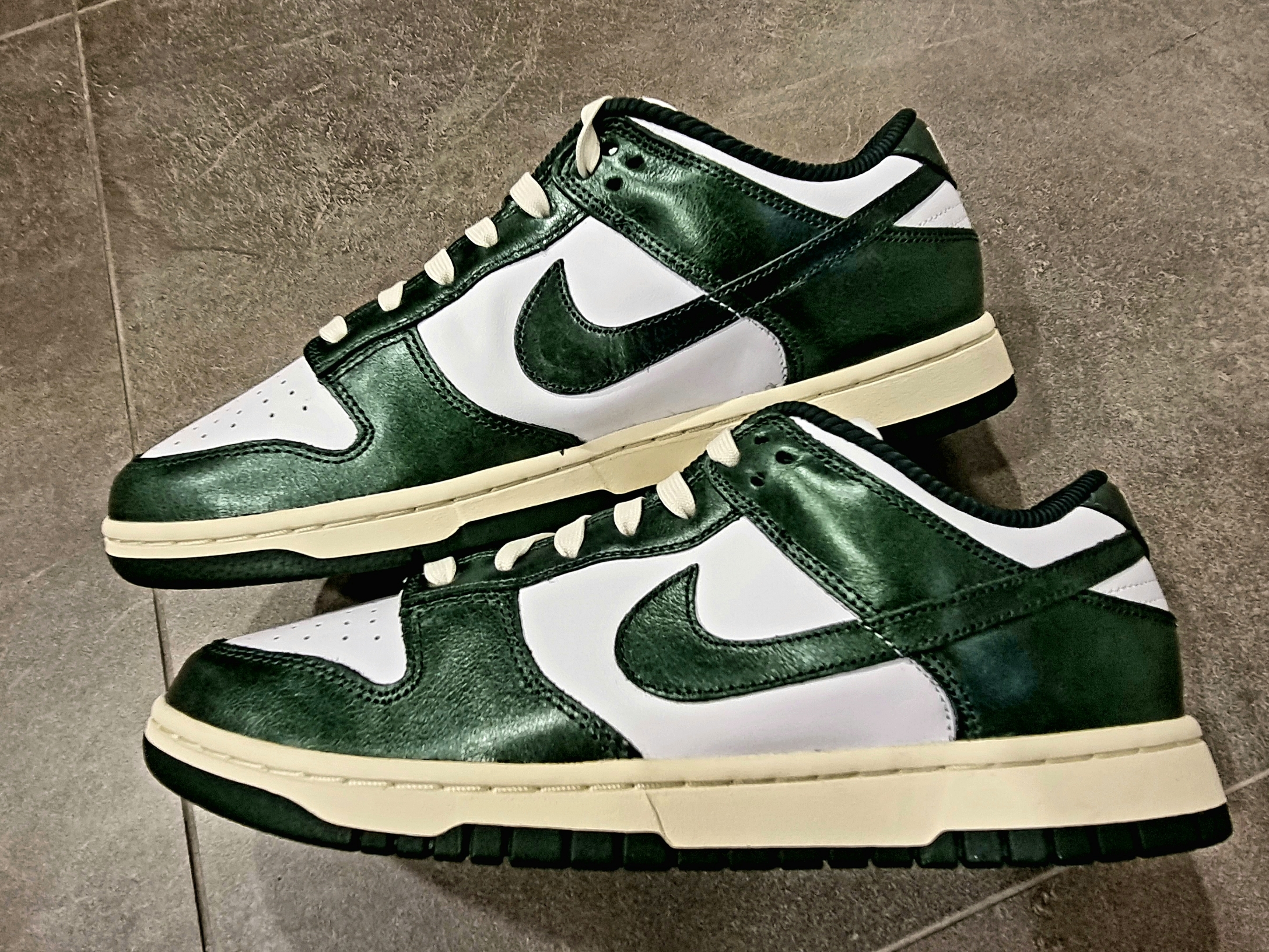 (W) Nike Dunk Low Vintage Green 착용 스타일 - 2