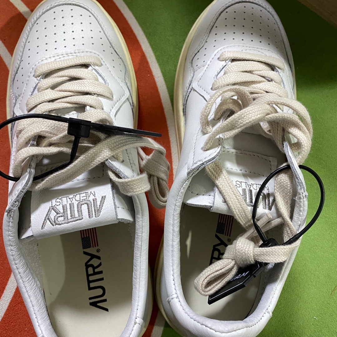 (W) Autry Medalist Low Leather Sneakers White 착용 스타일