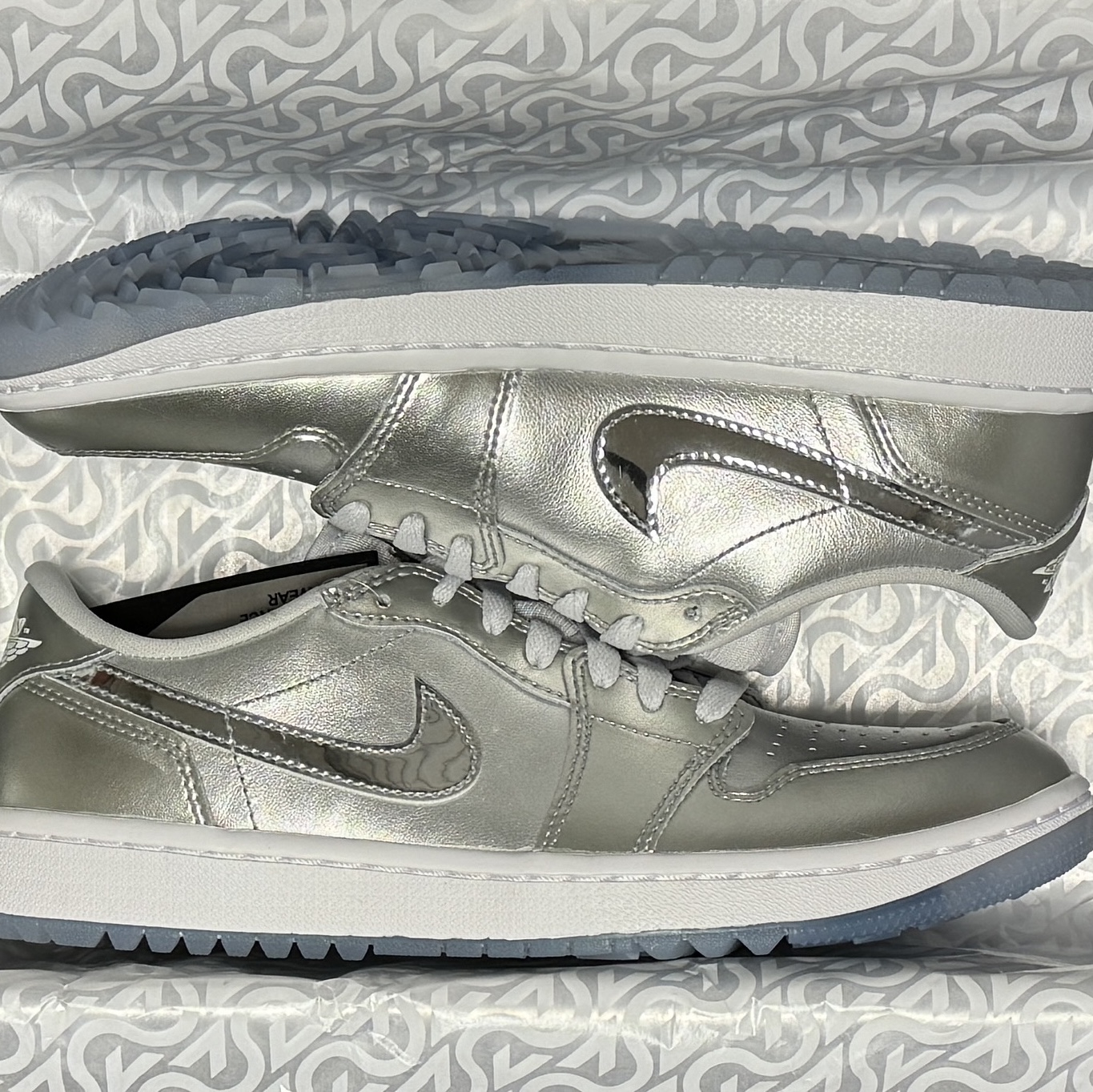 Jordan 1 Low Golf NRG Metallic Silver Photon Dust 착용 스타일