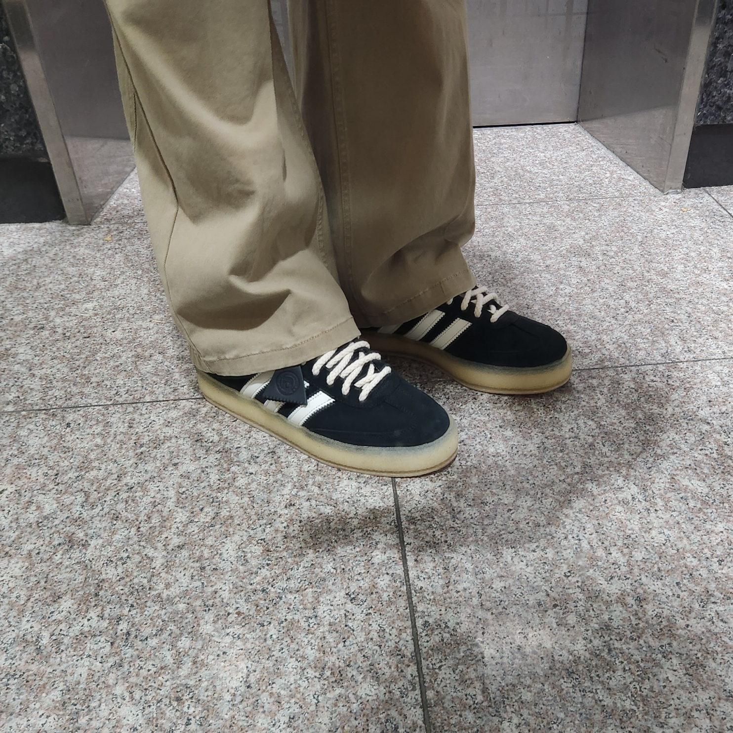 Adidas x Clarks x Ronnie Fieg 8th Street Samba Shadow Green 착용 스타일 - 5