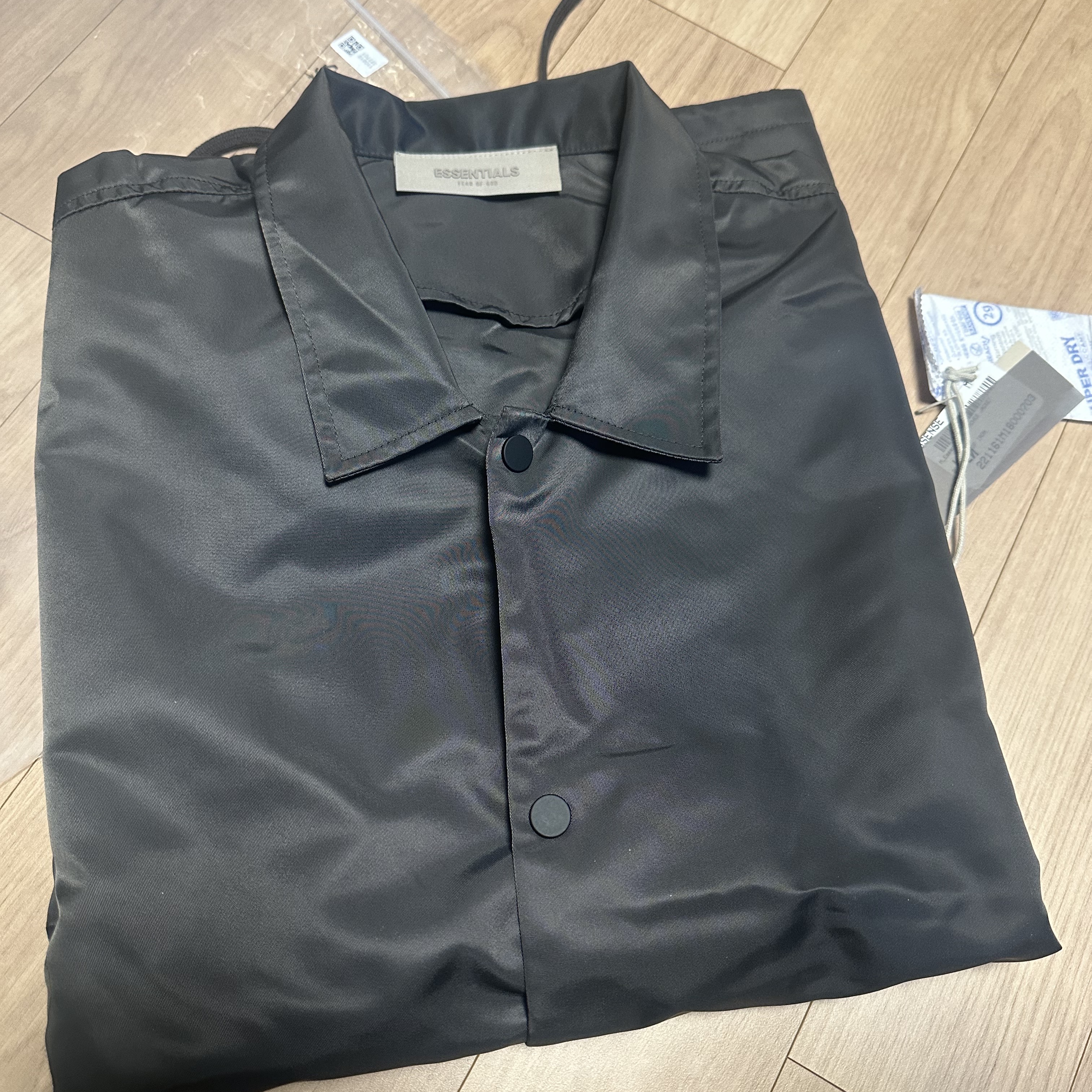 Essentials Coaches Jacket Iron - 22SS 착용 스타일 - 2