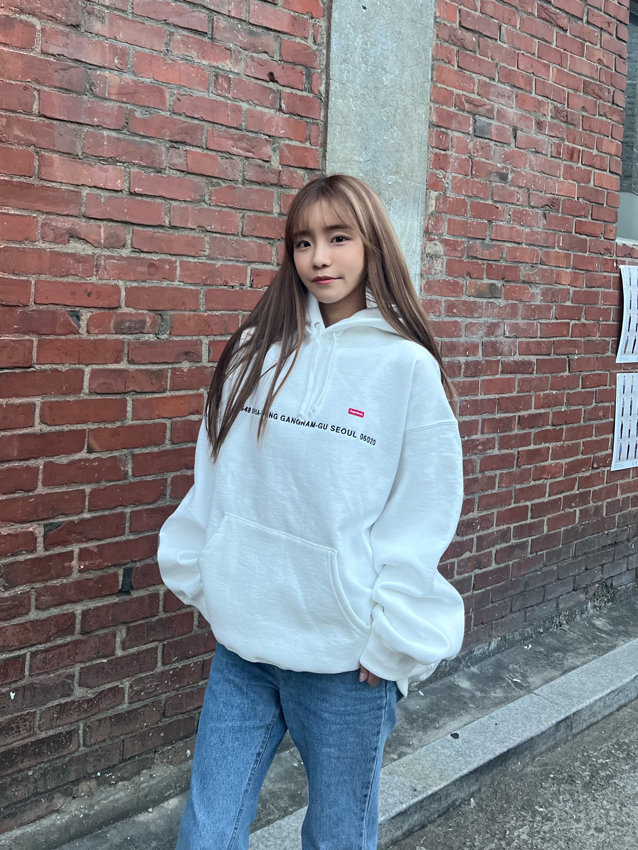 Supreme Seoul Shop Small Box Hooded Sweatshirt White - 23FW, Asics x Unaffected Gel-Kayano 14 Silver Moon 착용 스타일 - 1