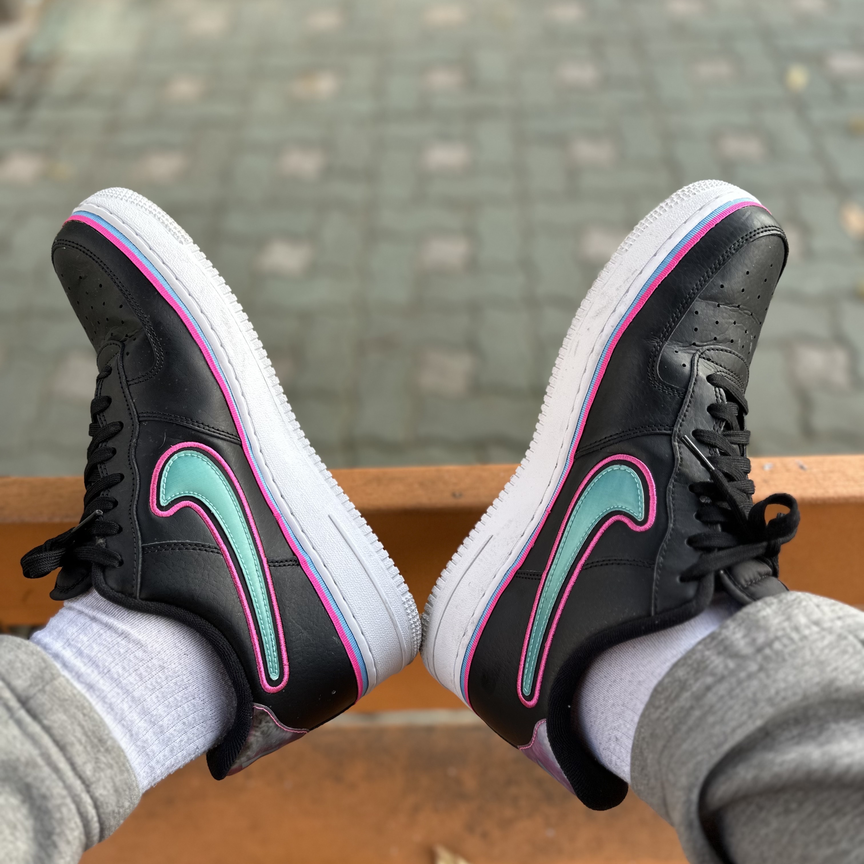 Nike Air Force 1 Low Sport NBA Black Blue Gale Laser Fuchsia 착용 스타일 - 2