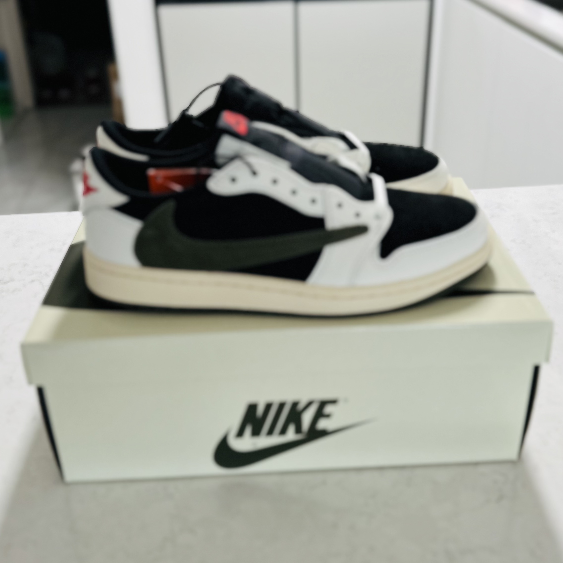 (W) Jordan 1 x Travis Scott Retro Low OG SP Medium Olive 착용 스타일 - 3