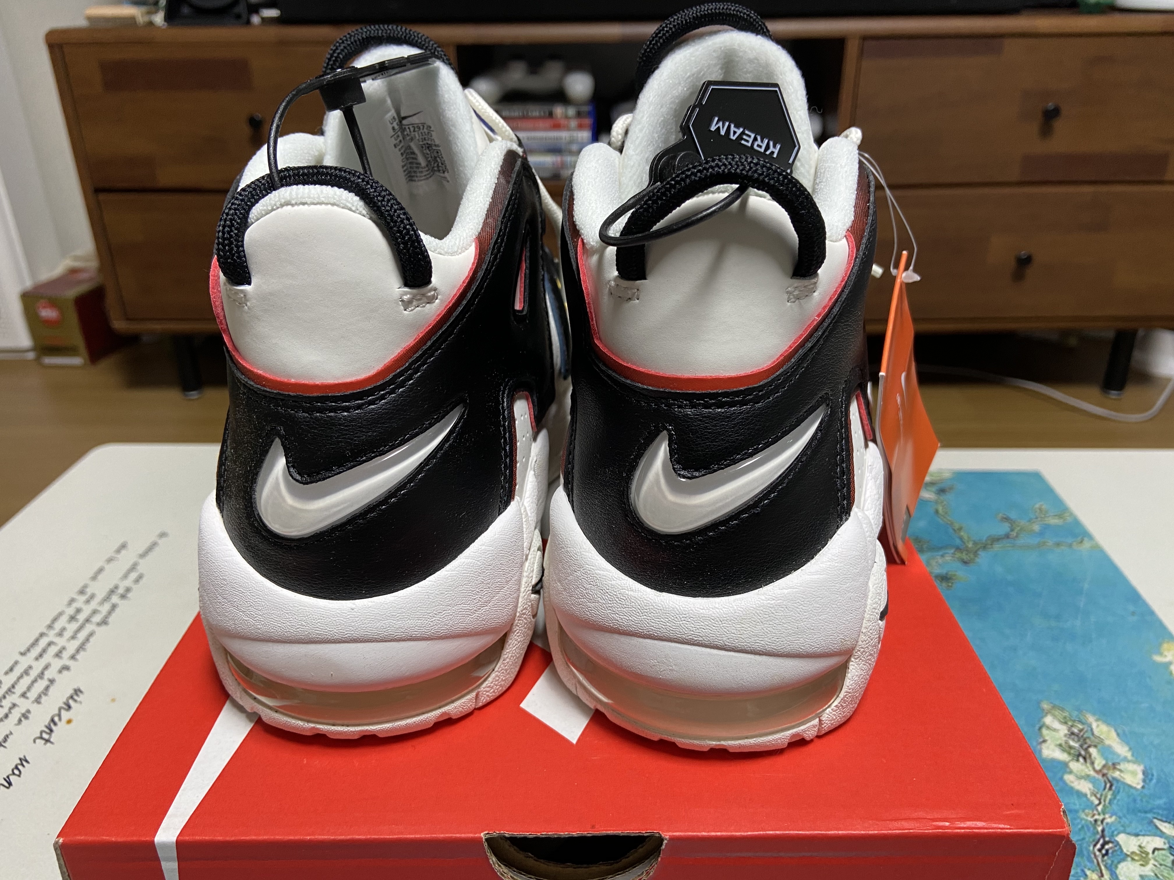 Nike Air More Uptempo 96 Trading Cards 착용 스타일 - 2