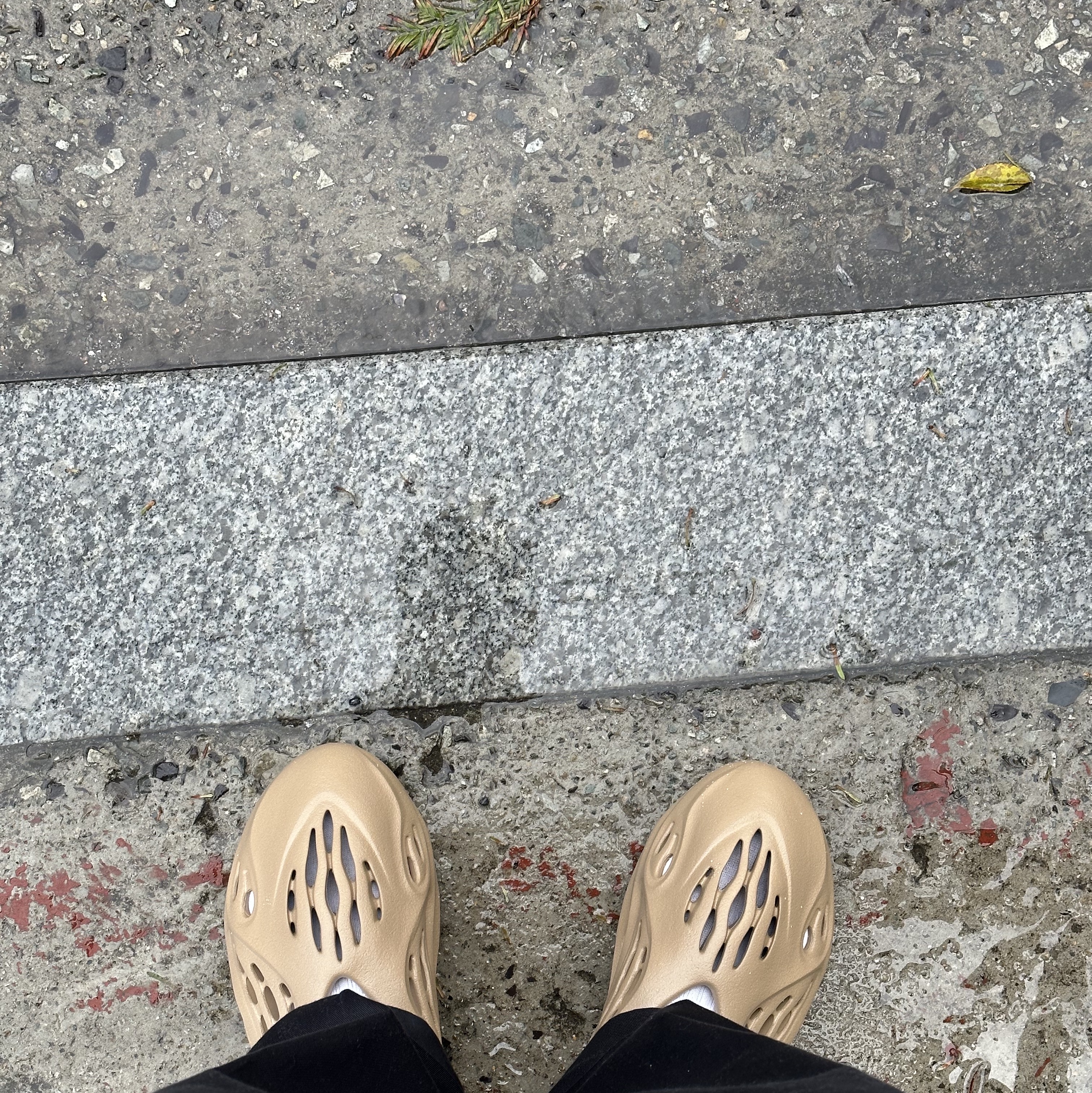 Adidas Yeezy Foam RNNR Clay Taupe 착용 스타일