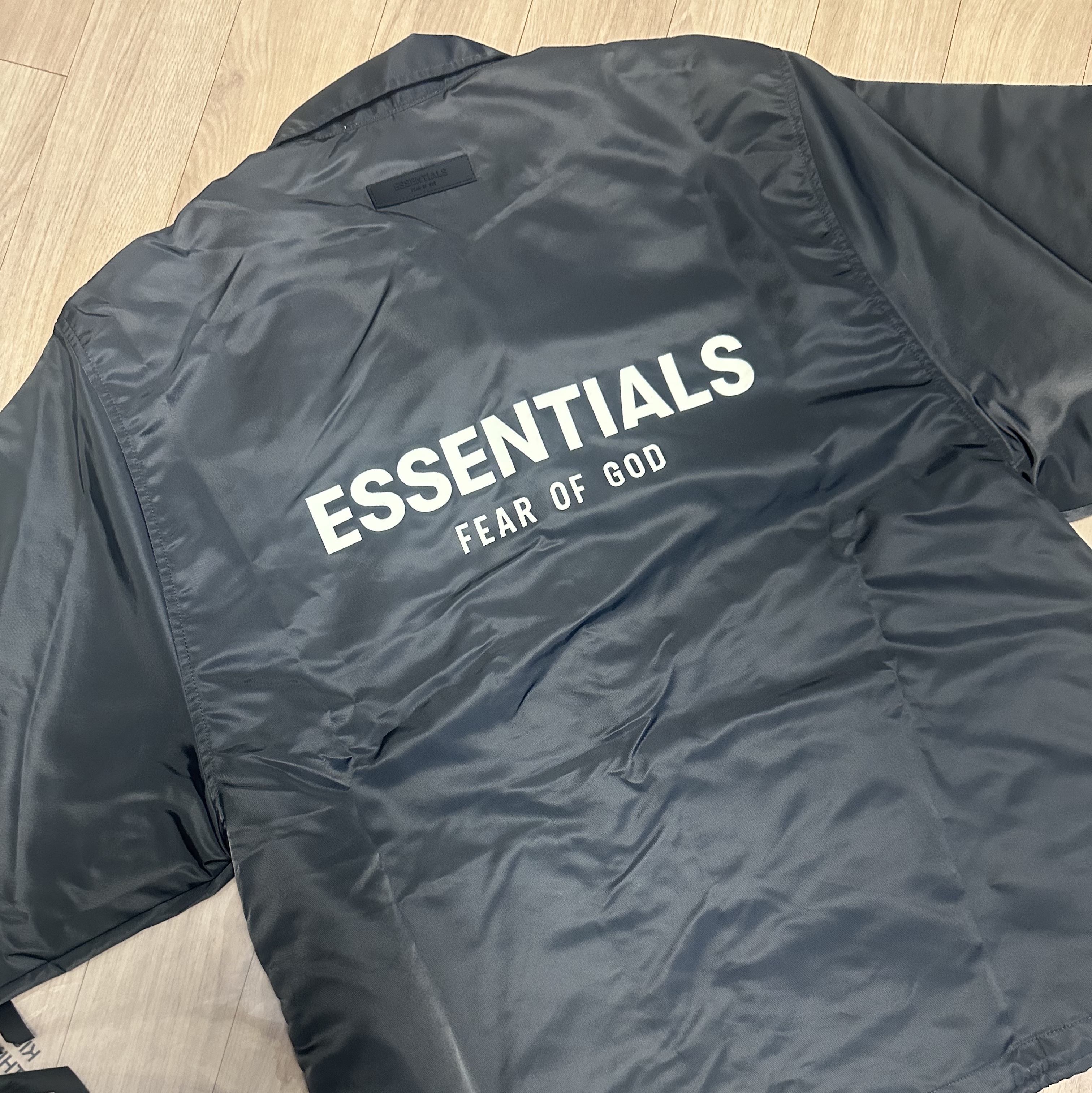 Essentials Coaches Jacket Iron - 22SS 착용 스타일 - 1