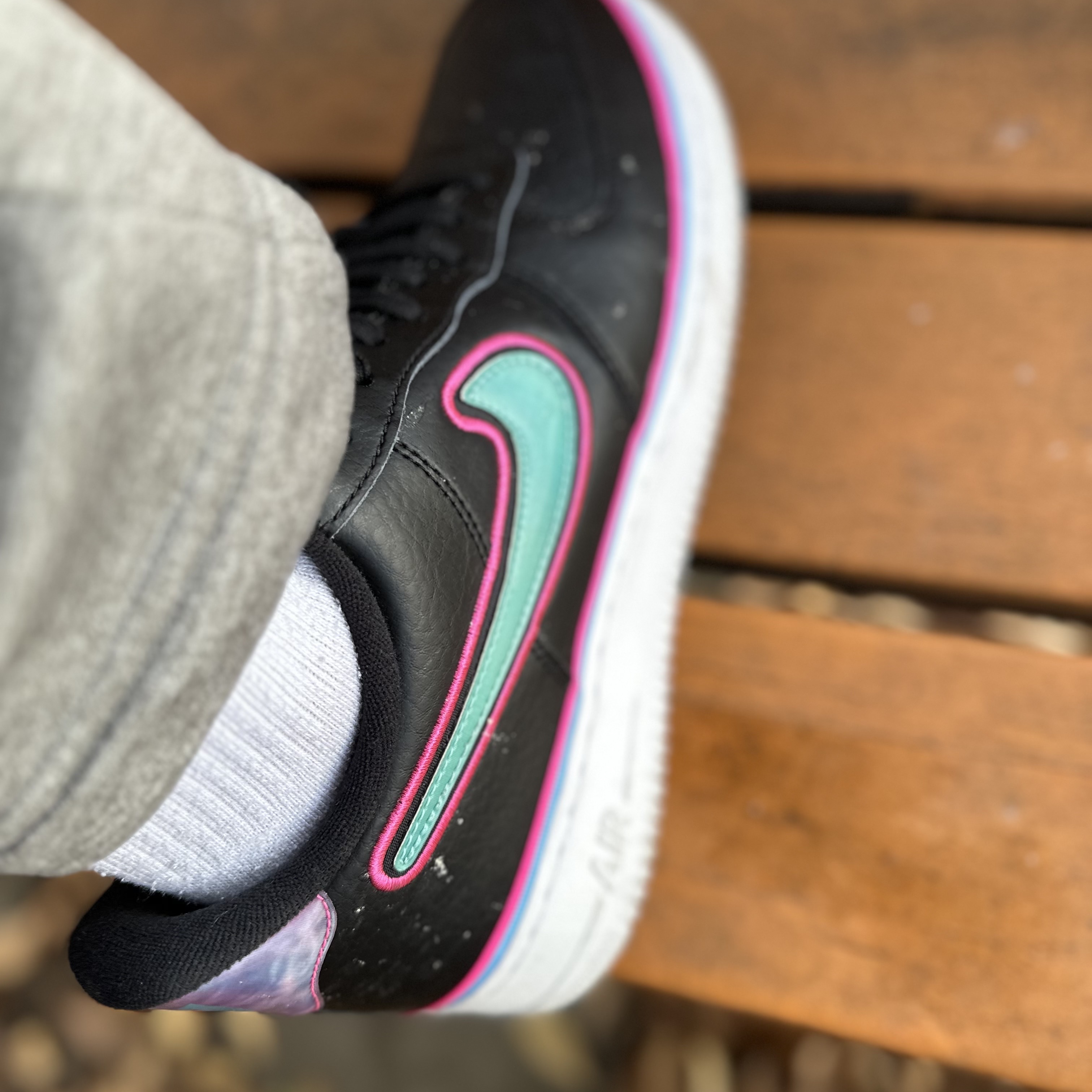 Nike Air Force 1 Low Sport NBA Black Blue Gale Laser Fuchsia 착용 스타일 - 3