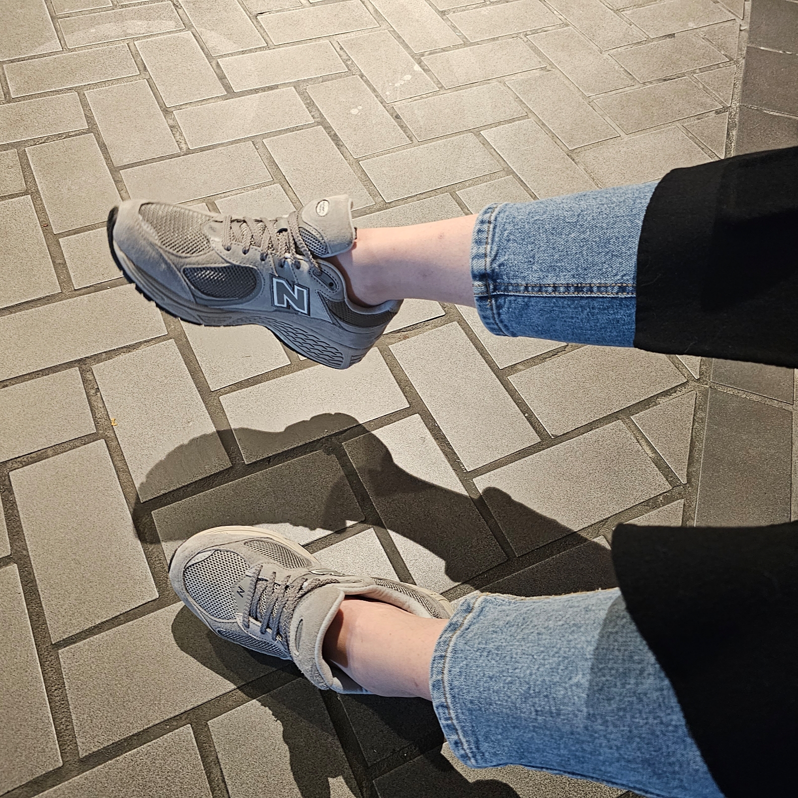 New Balance 2002R Grey 착용 스타일