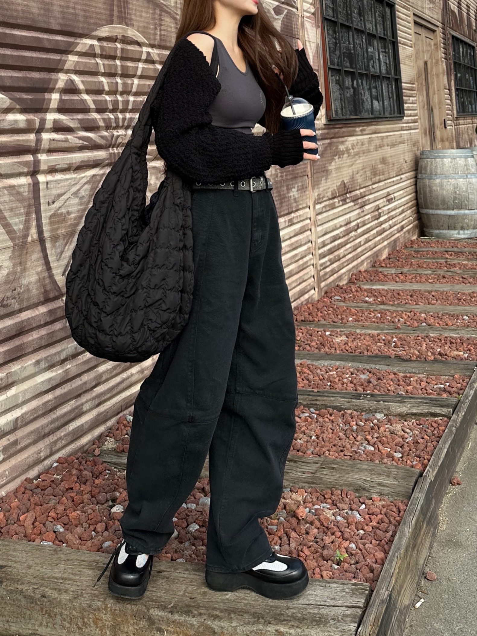 COS Quilted Oversized Shoulder Bag Black 착용 스타일 - 3