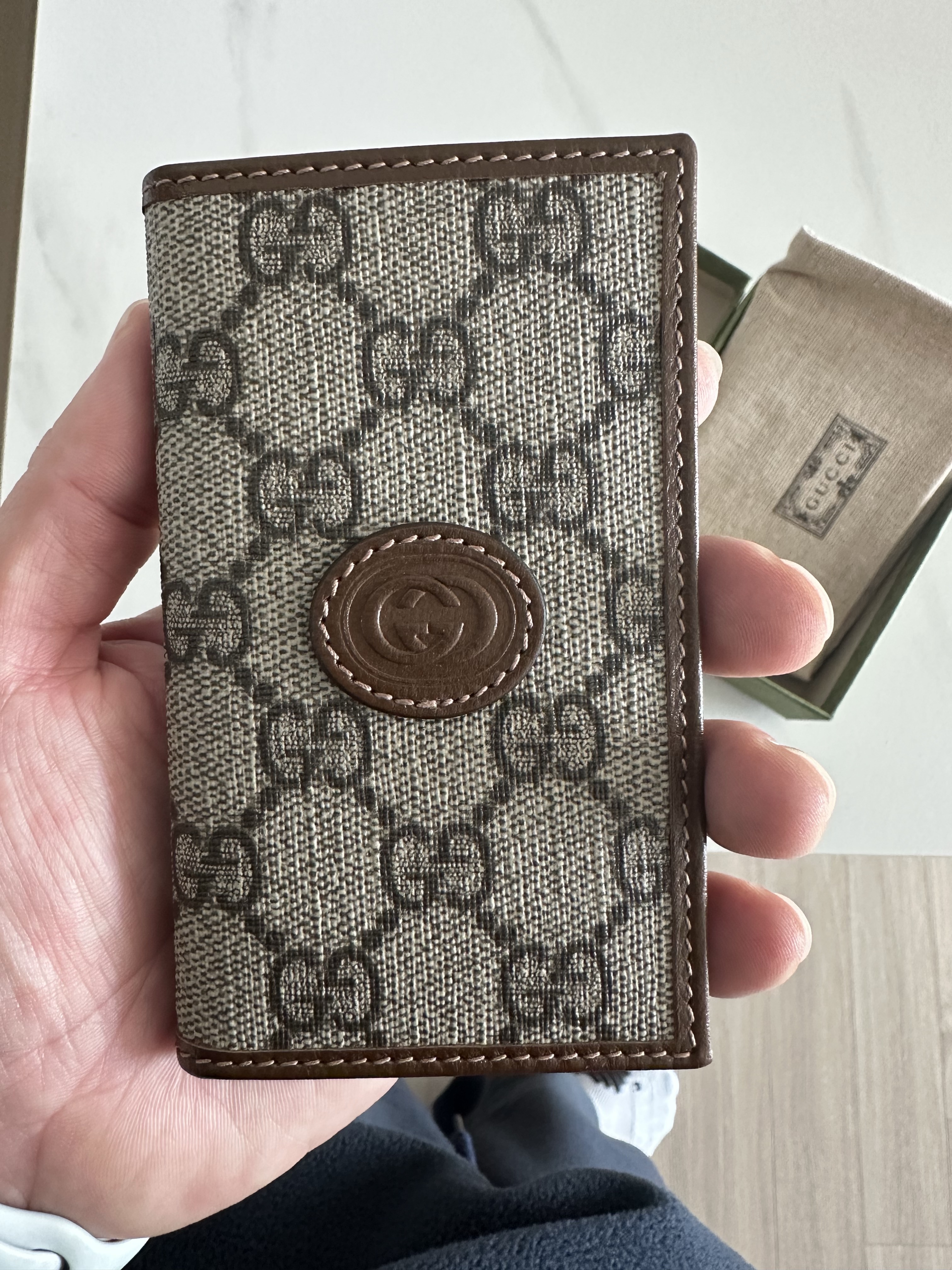 Gucci GG Card Case with Interlocking G Beige Ebony 착용 스타일 - 1