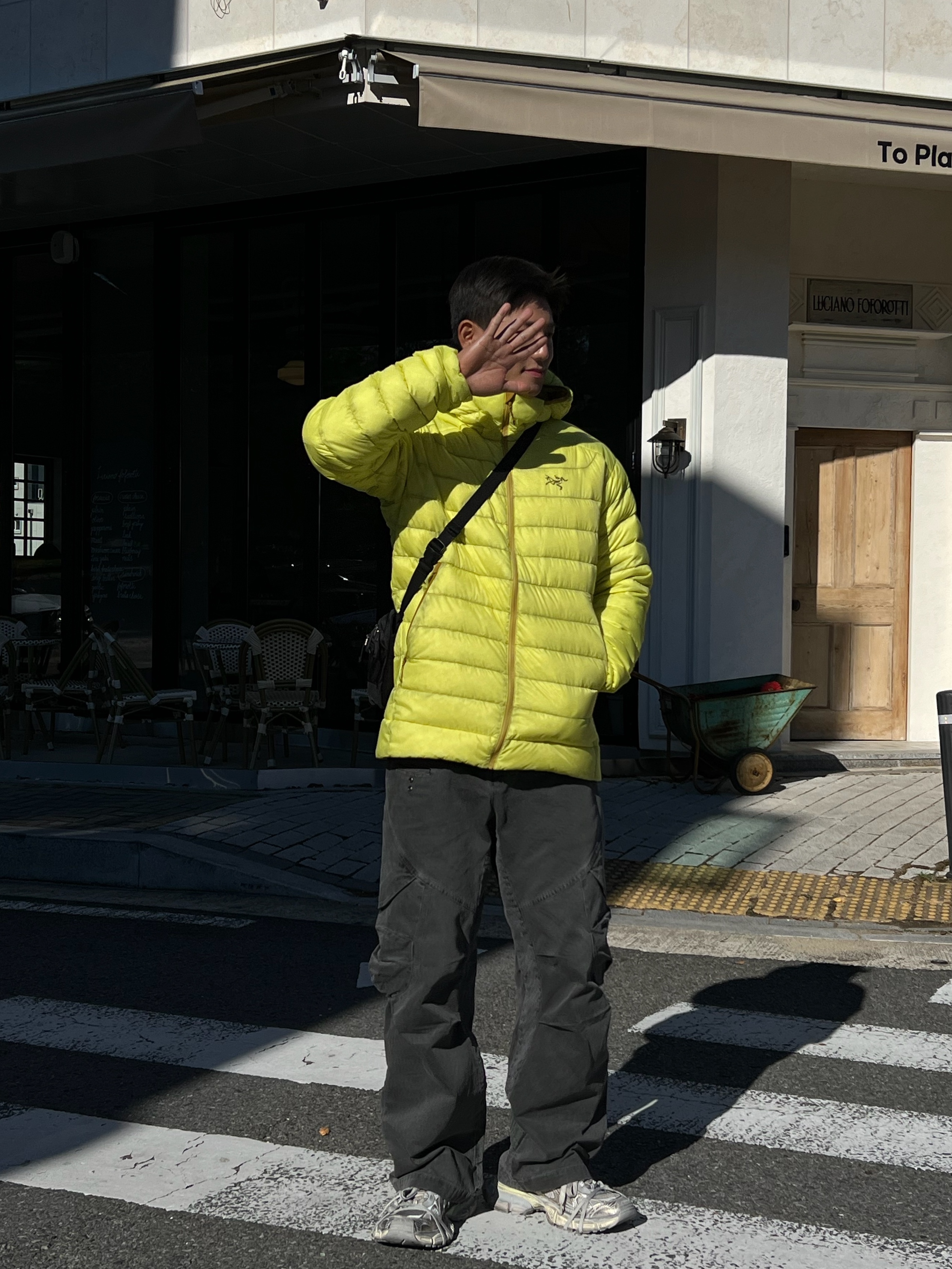 Arc'teryx Cerium Hoody Oracle, Ignota Core:5 Washed Cargo Pants Charcoal 착용 스타일 - 3