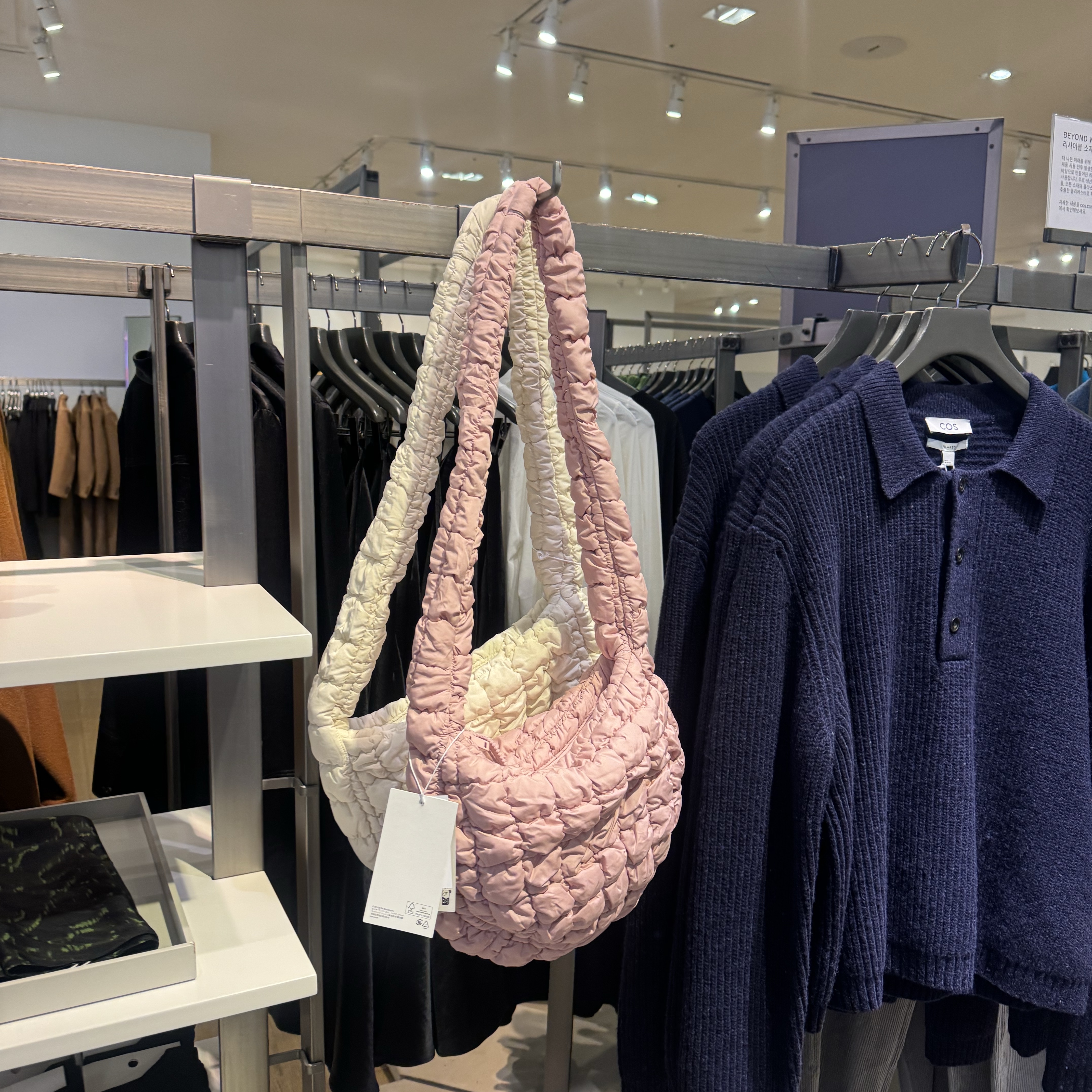 COS Quilted Messenger Bag Pink 착용 스타일