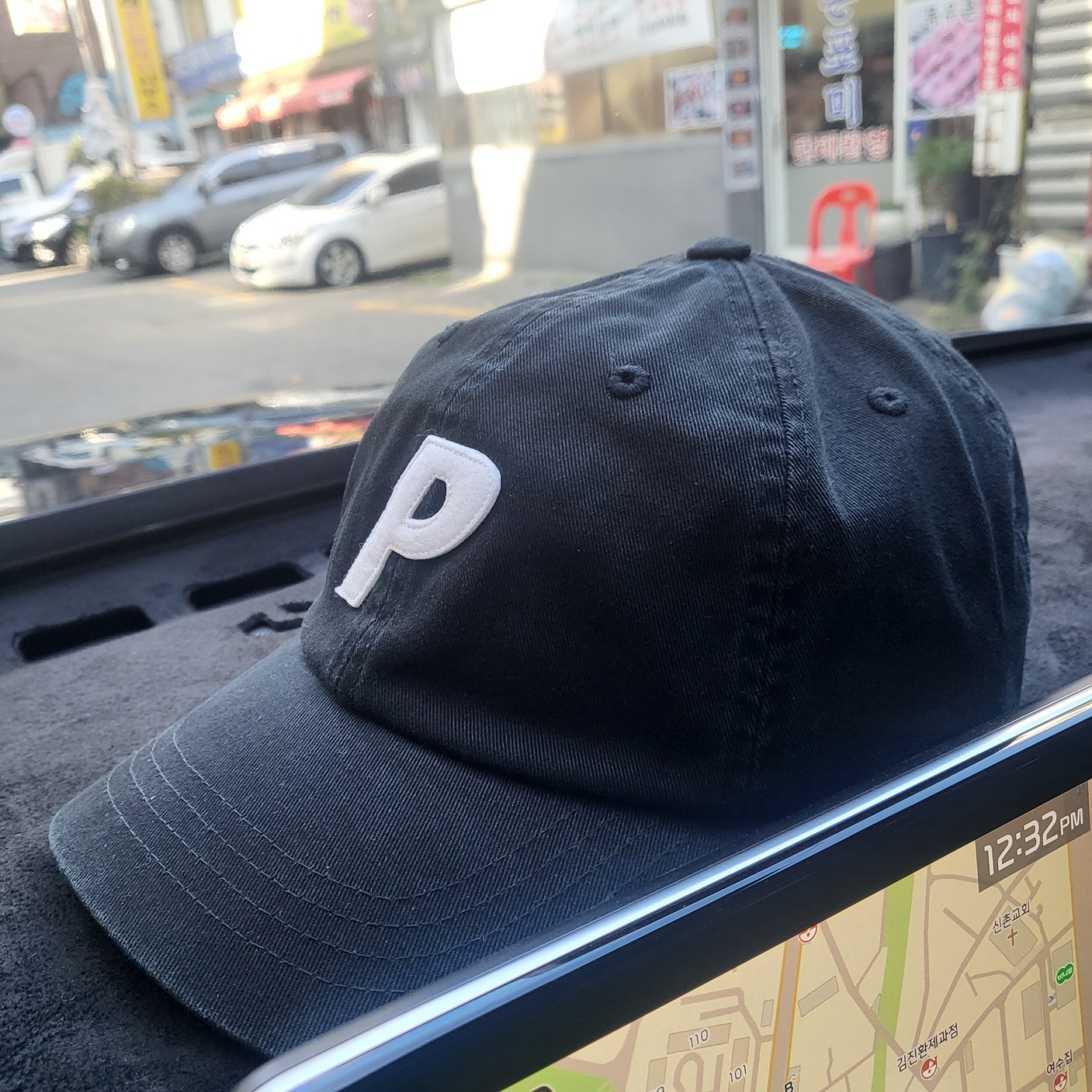 Palace P 6-Panel Black - 23FW 착용 스타일