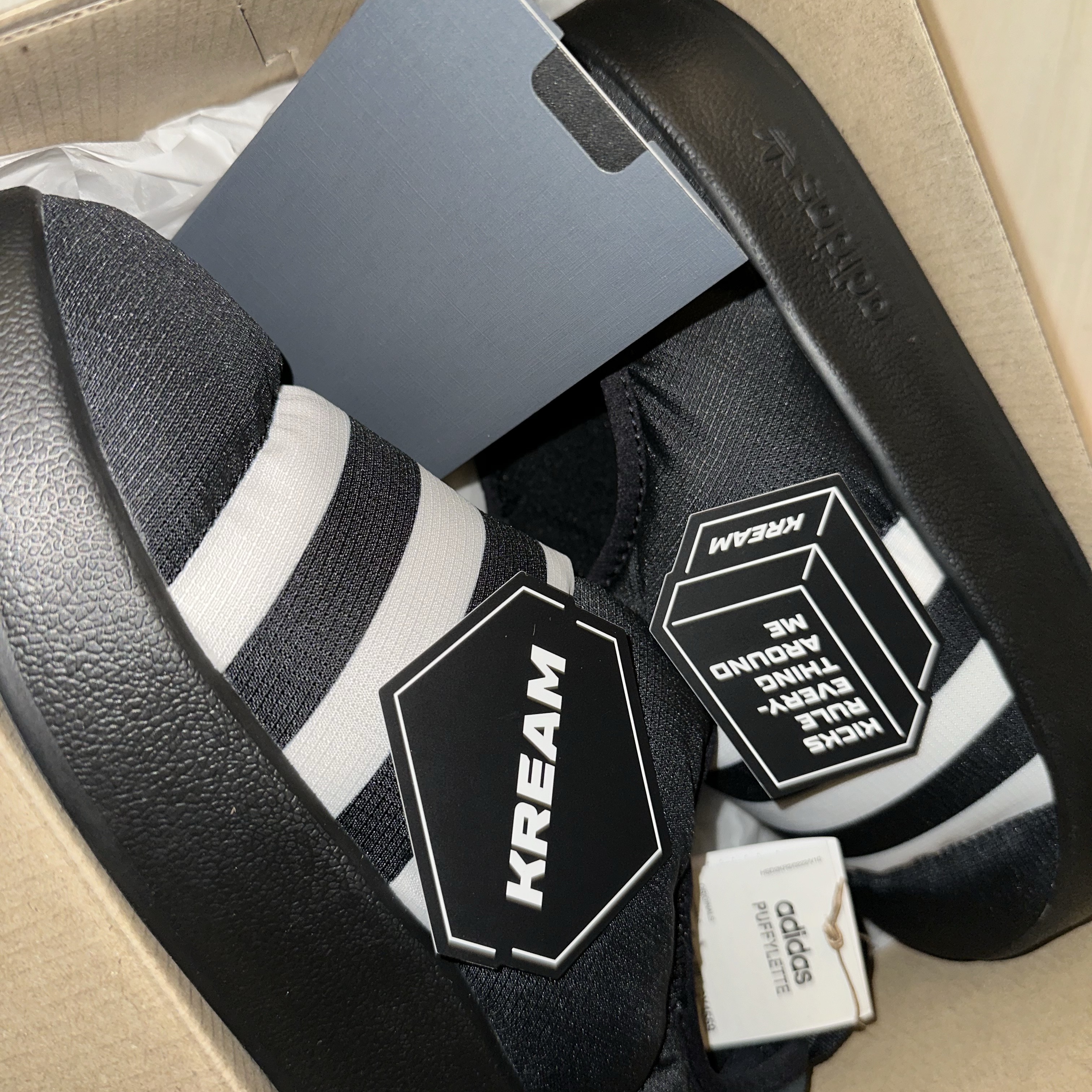 Adidas Puffylette Core Black 착용 스타일