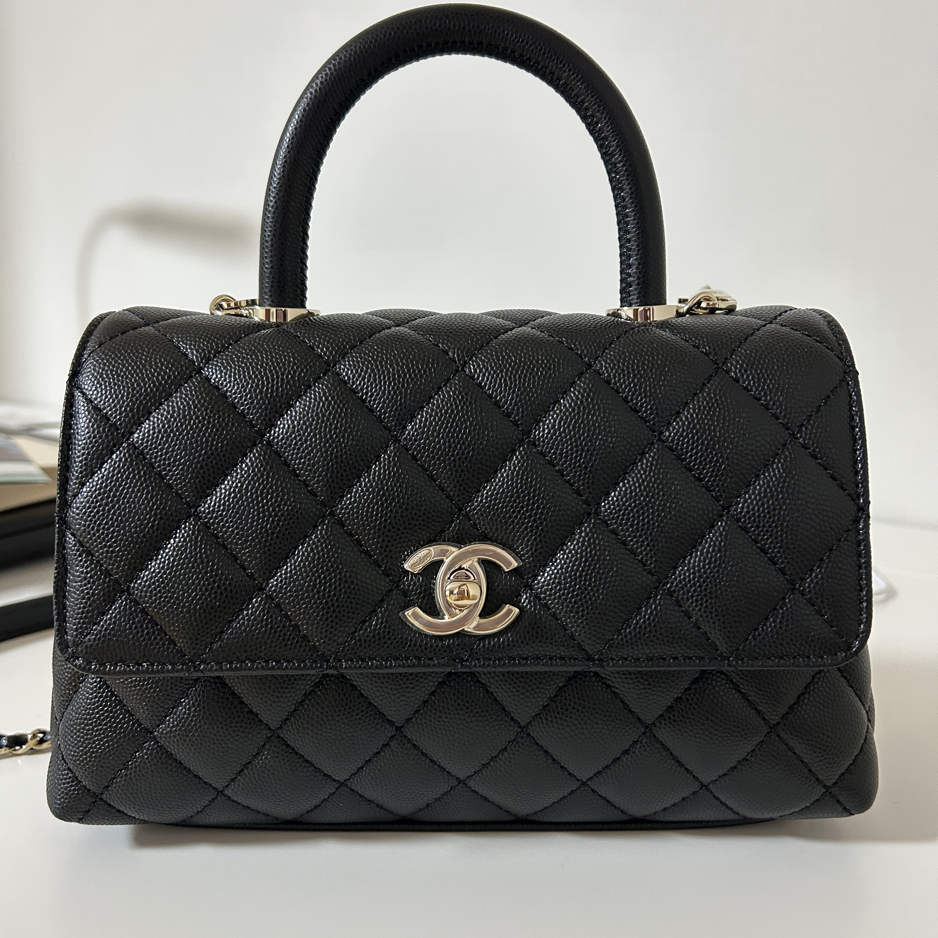 Chanel Flap Bag with Top Handle Grained Calfskin & Gold Black 착용 스타일 - 1