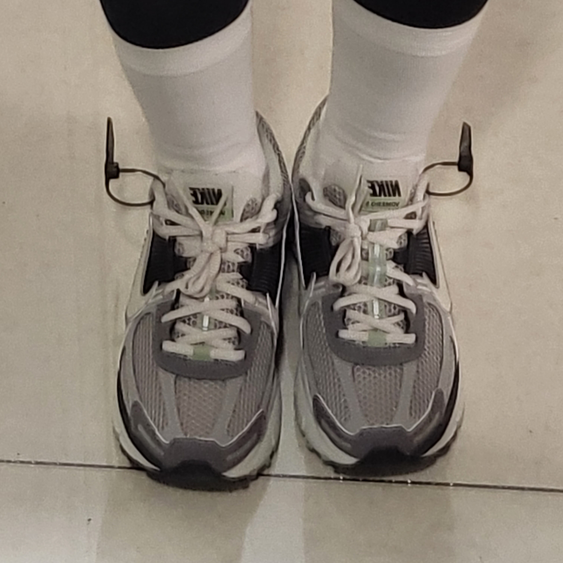 (W) Nike Zoom Vomero 5 Cobblestone and Flat Pewter 착용 스타일