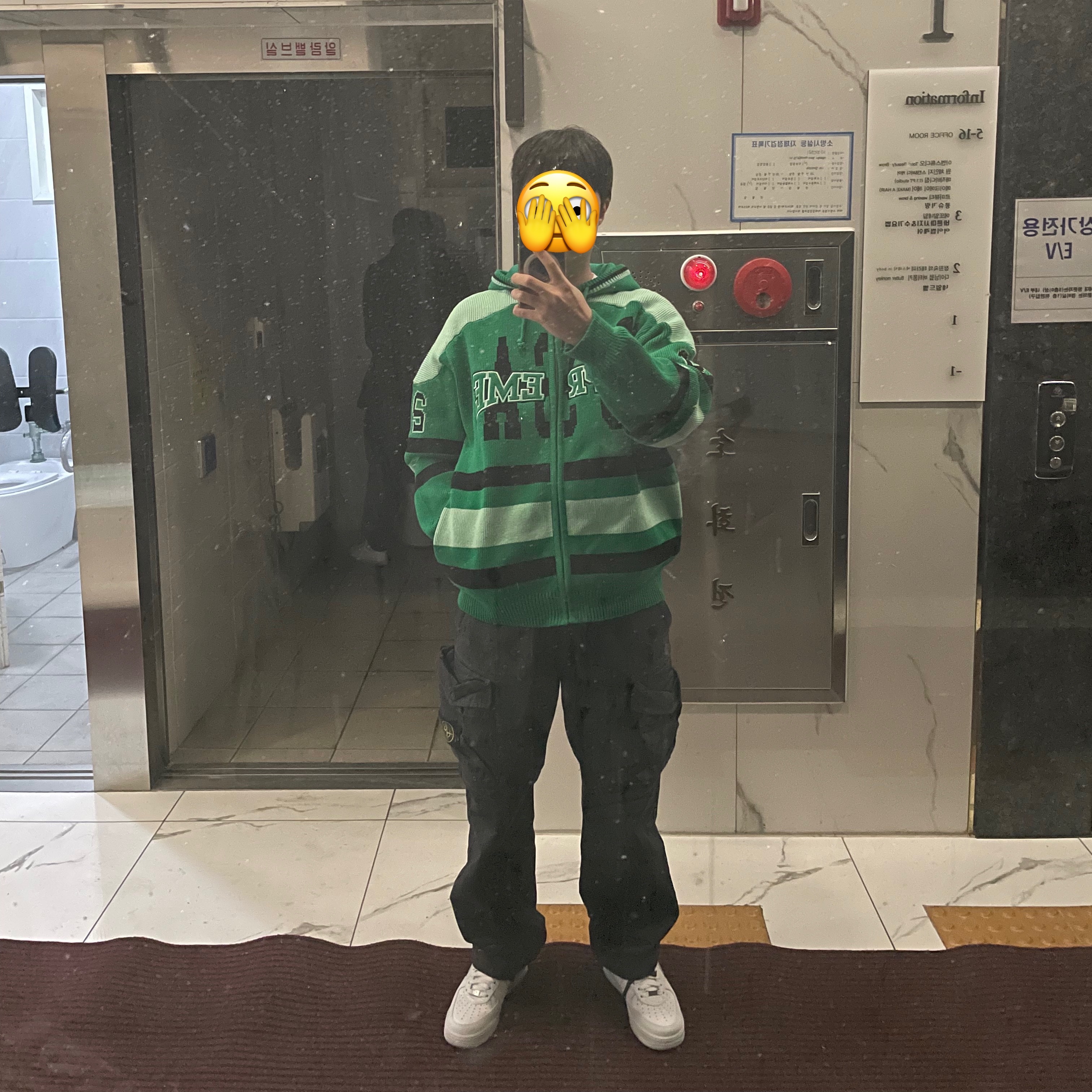 Supreme USA Zip Up Hooded Sweater Green - 23FW, Supreme x Stone Island Reactive Ice Camo Ripstop Cargo Pants Black - 22SS 착용 스타일