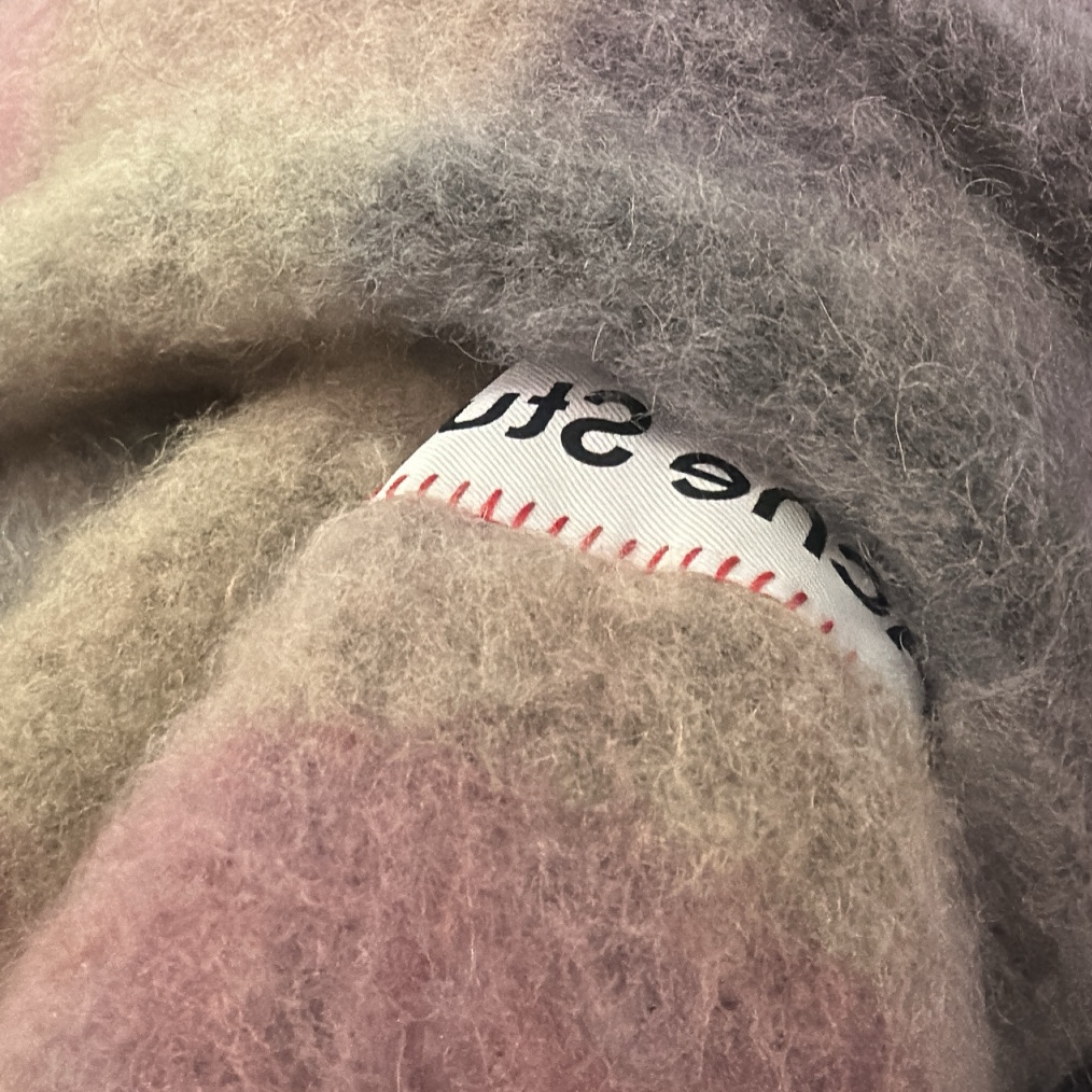 Acne Studios Mohair Check Muffler Fuchsia Lilac Pink 착용 스타일