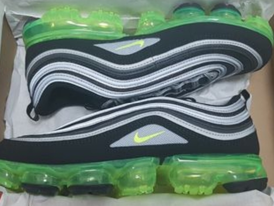 Nike Air VaporMax 97 Black Volt 착용 스타일