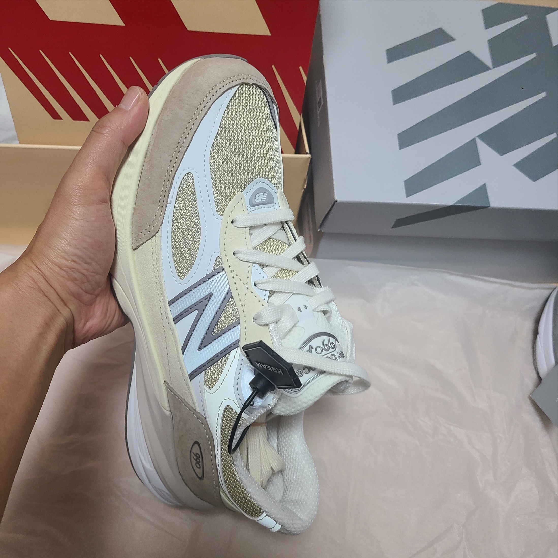 New Balance 990v6 Made in USA Cream Mindful Grey 착용 스타일 - 2