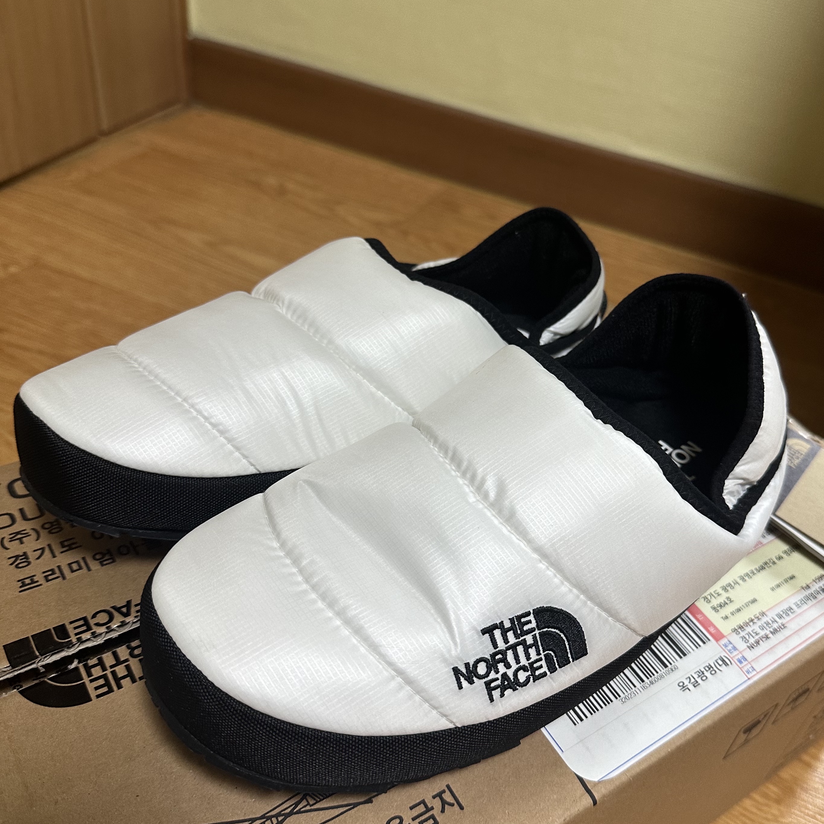 The North Face Nuptse Mule White, The North Face Nuptse Mule Black 착용 스타일 - 1
