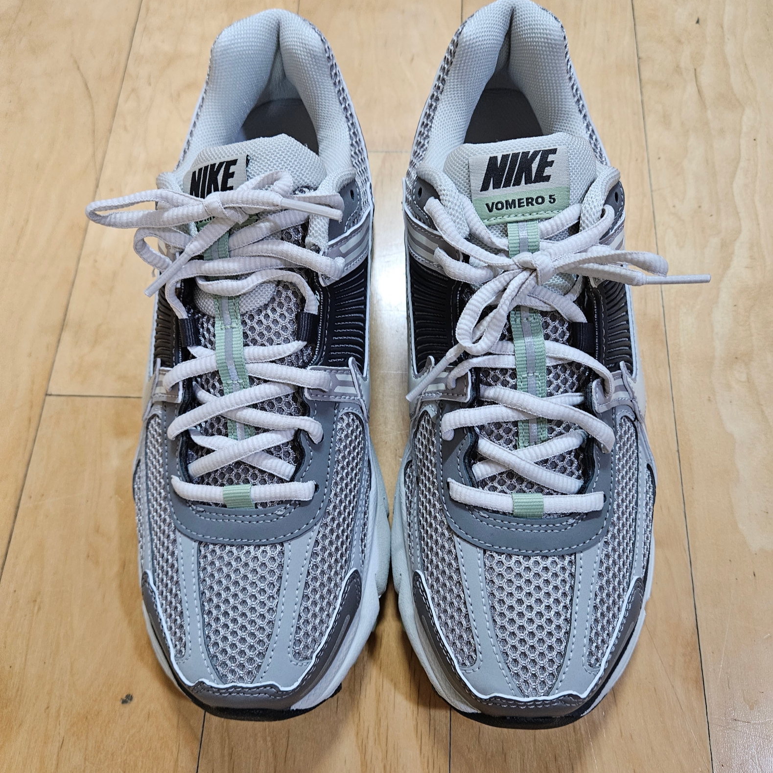 (W) Nike Zoom Vomero 5 Cobblestone and Flat Pewter 착용 스타일 - 1