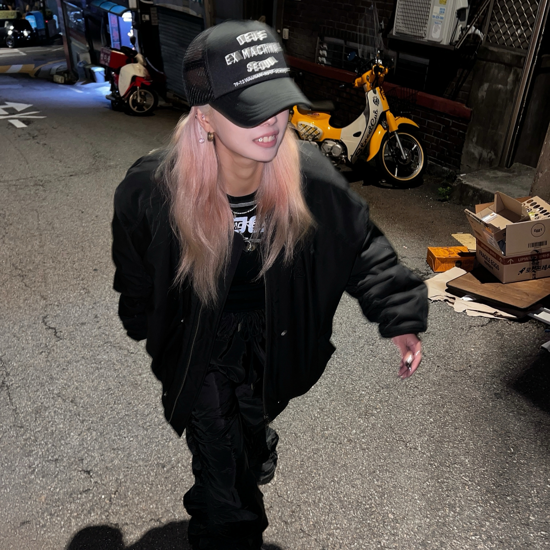 Balenciaga Triple S Black, Deus Ex Machina Tokyo Asakusa Address Trucker Cap Black 착용 스타일 - 3