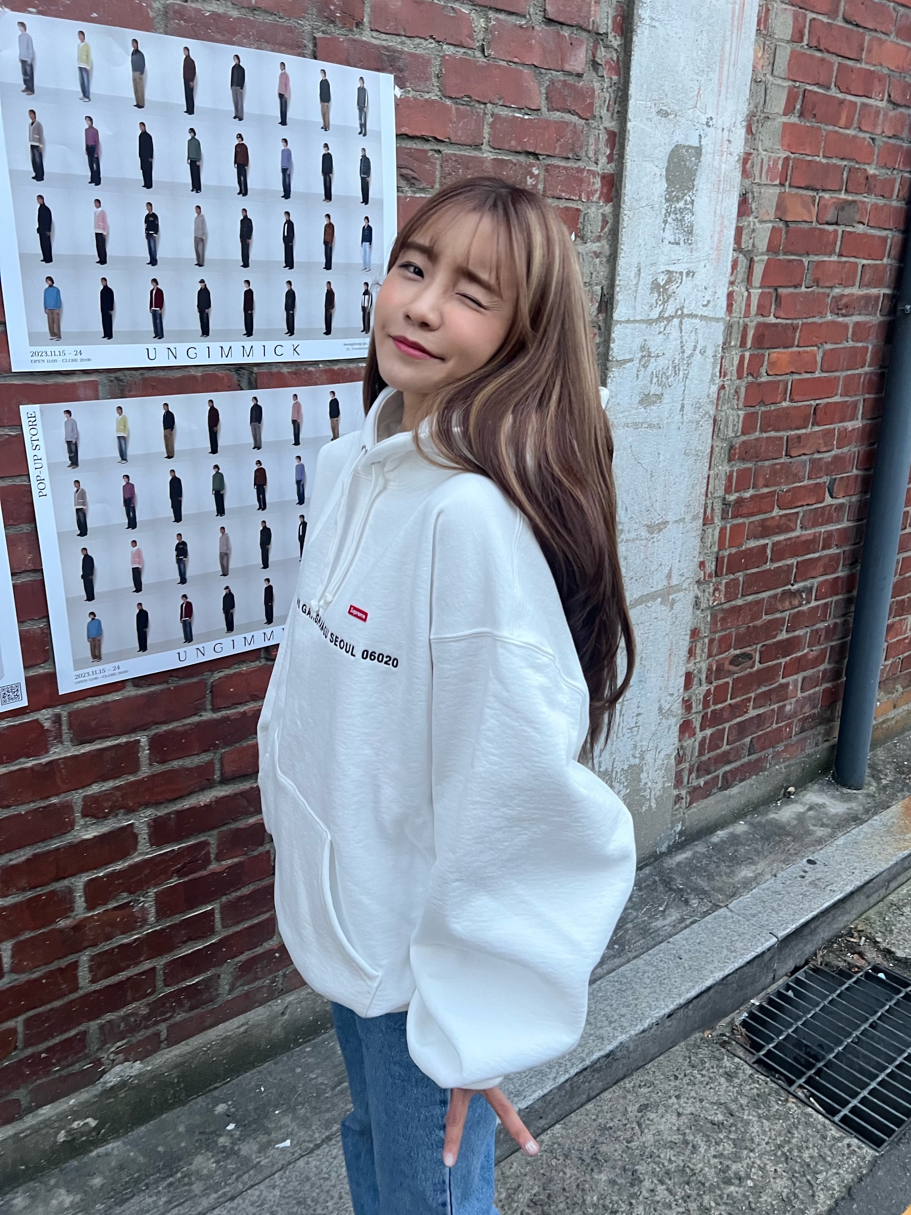Supreme Seoul Shop Small Box Hooded Sweatshirt White - 23FW, Asics x Unaffected Gel-Kayano 14 Silver Moon 착용 스타일 - 2