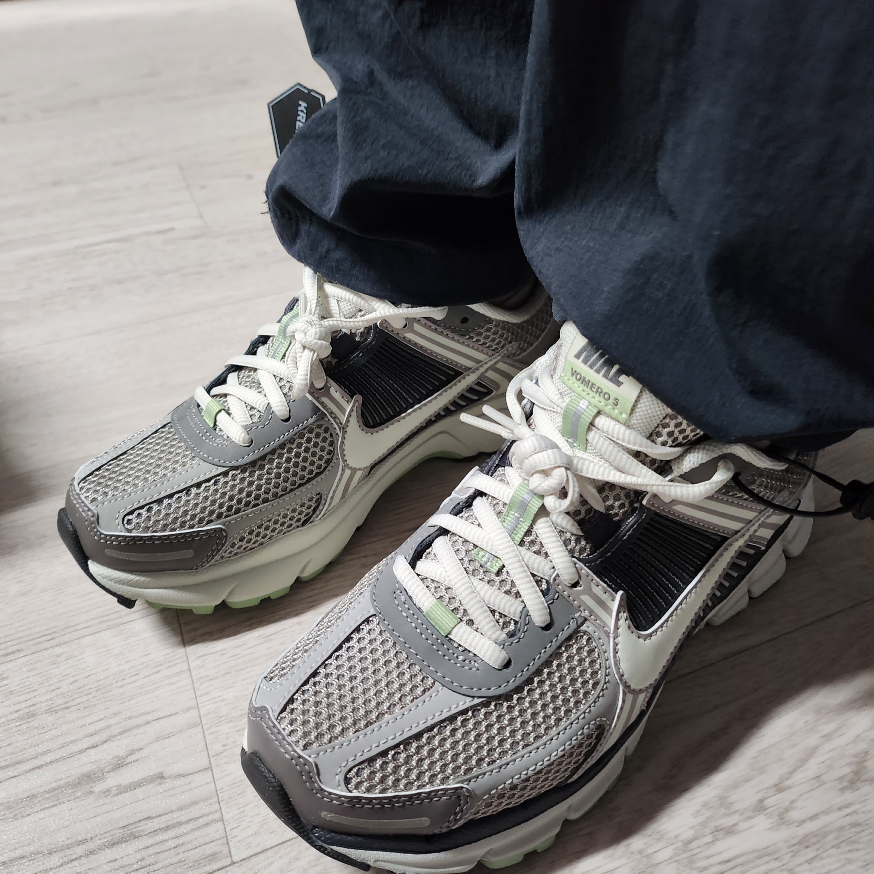 (W) Nike Zoom Vomero 5 Cobblestone and Flat Pewter 착용 스타일