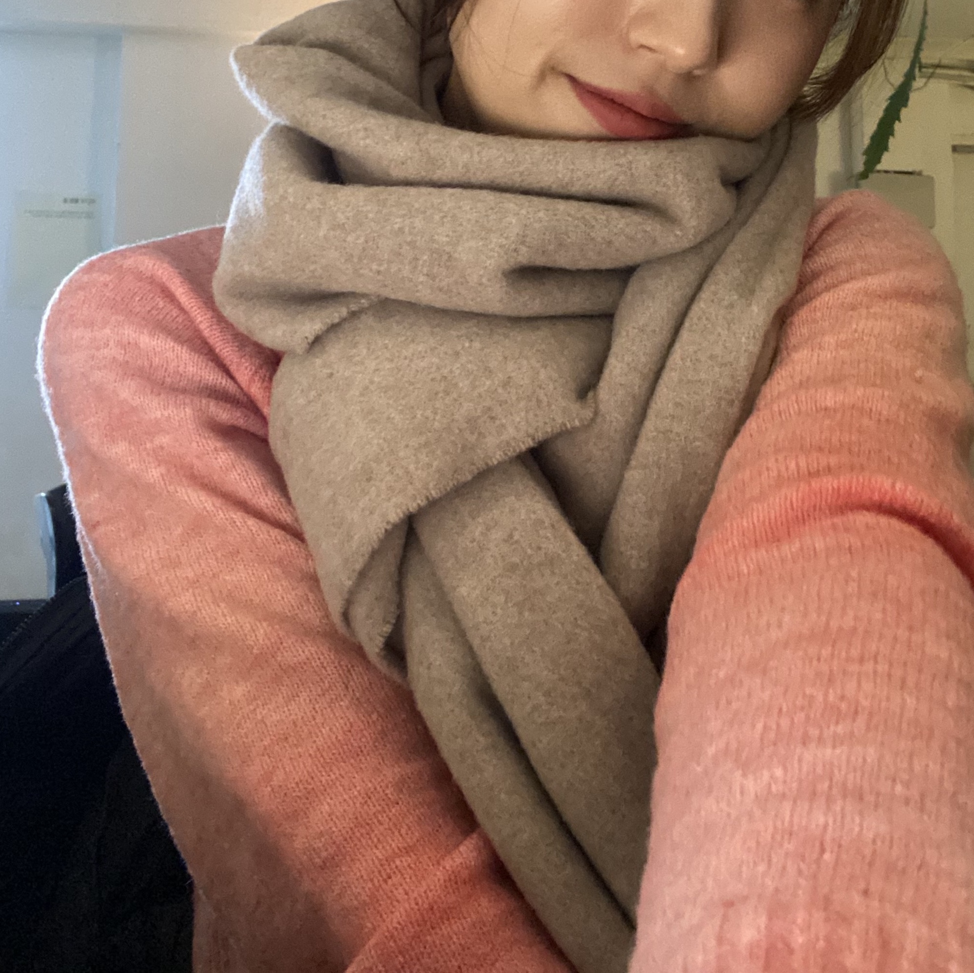 Acne Studios Narrow Wool Fringe Muffler Oatmeal Melange 착용 스타일 - 2