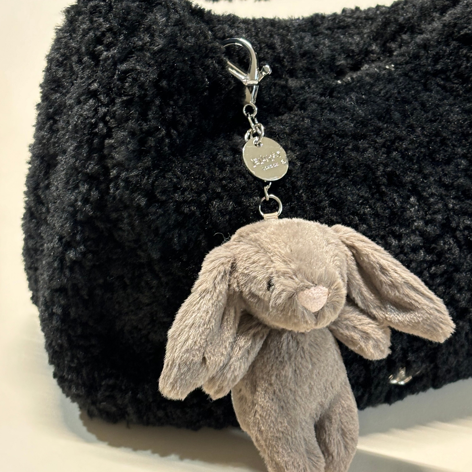 Jellycat Bashful Bunny Truffle Bag Charm Brown 착용 스타일 - 1
