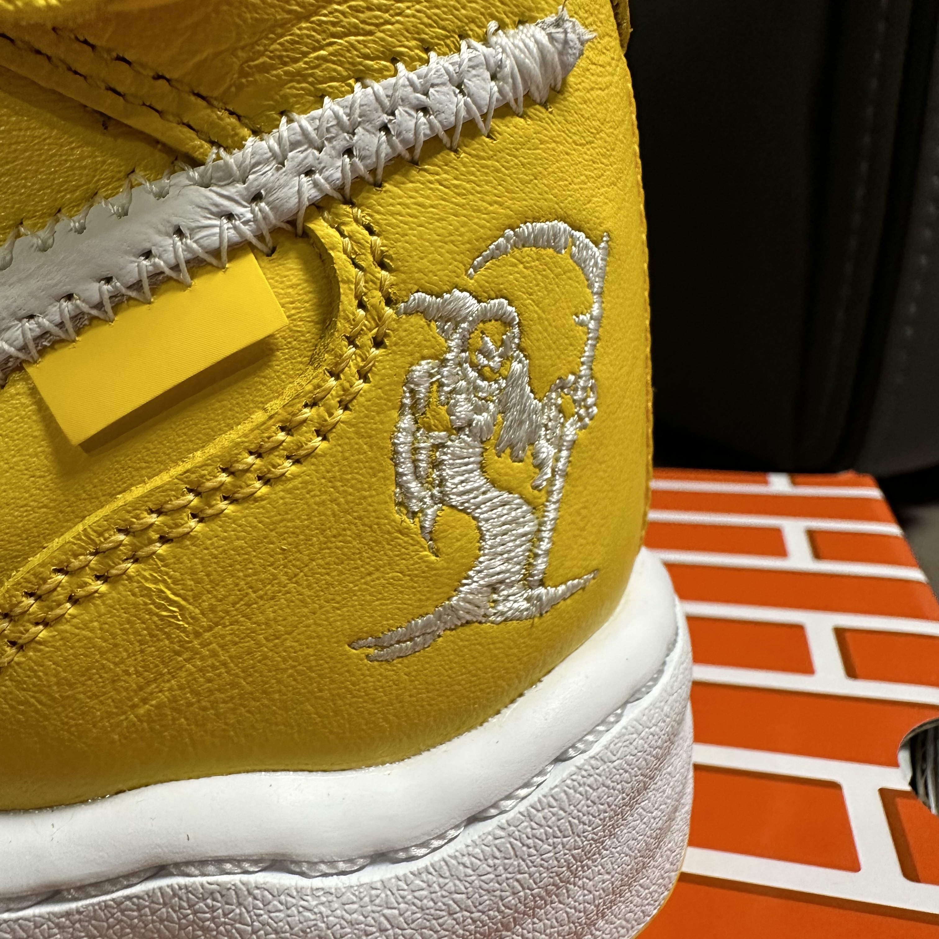 Nike x Off-White Air Force 1 Mid SP Leather Varsity Maize 착용 스타일 - 4