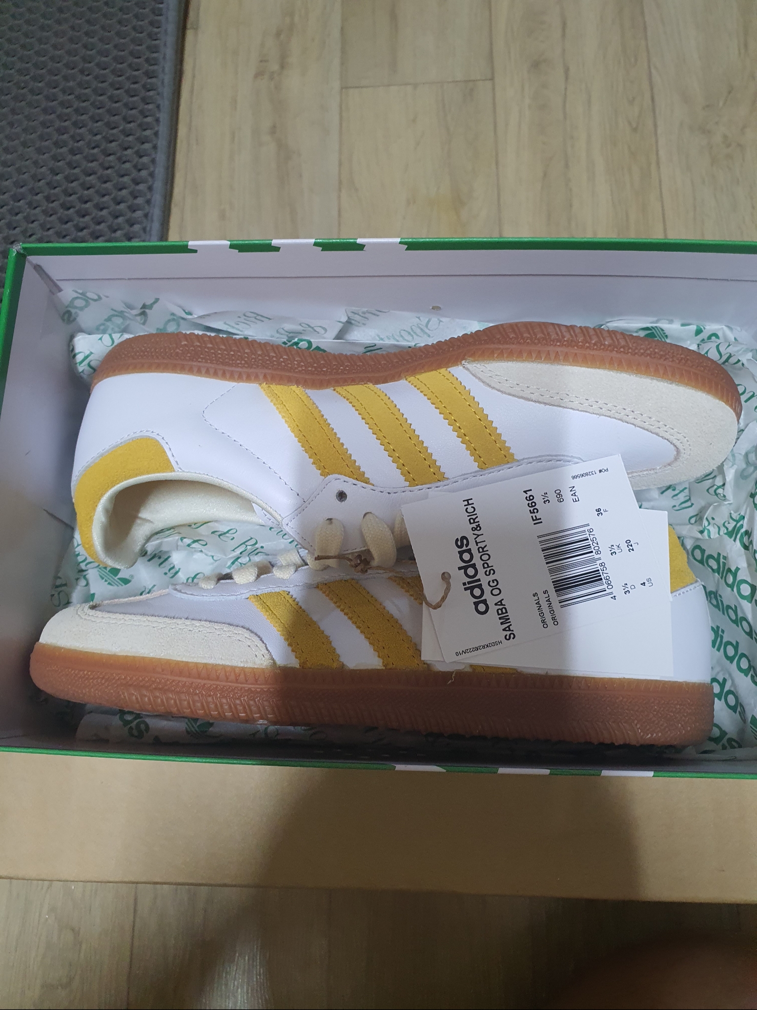 Adidas x Sporty & Rich Samba OG Cloud White Bold Gold 착용 스타일 - 1