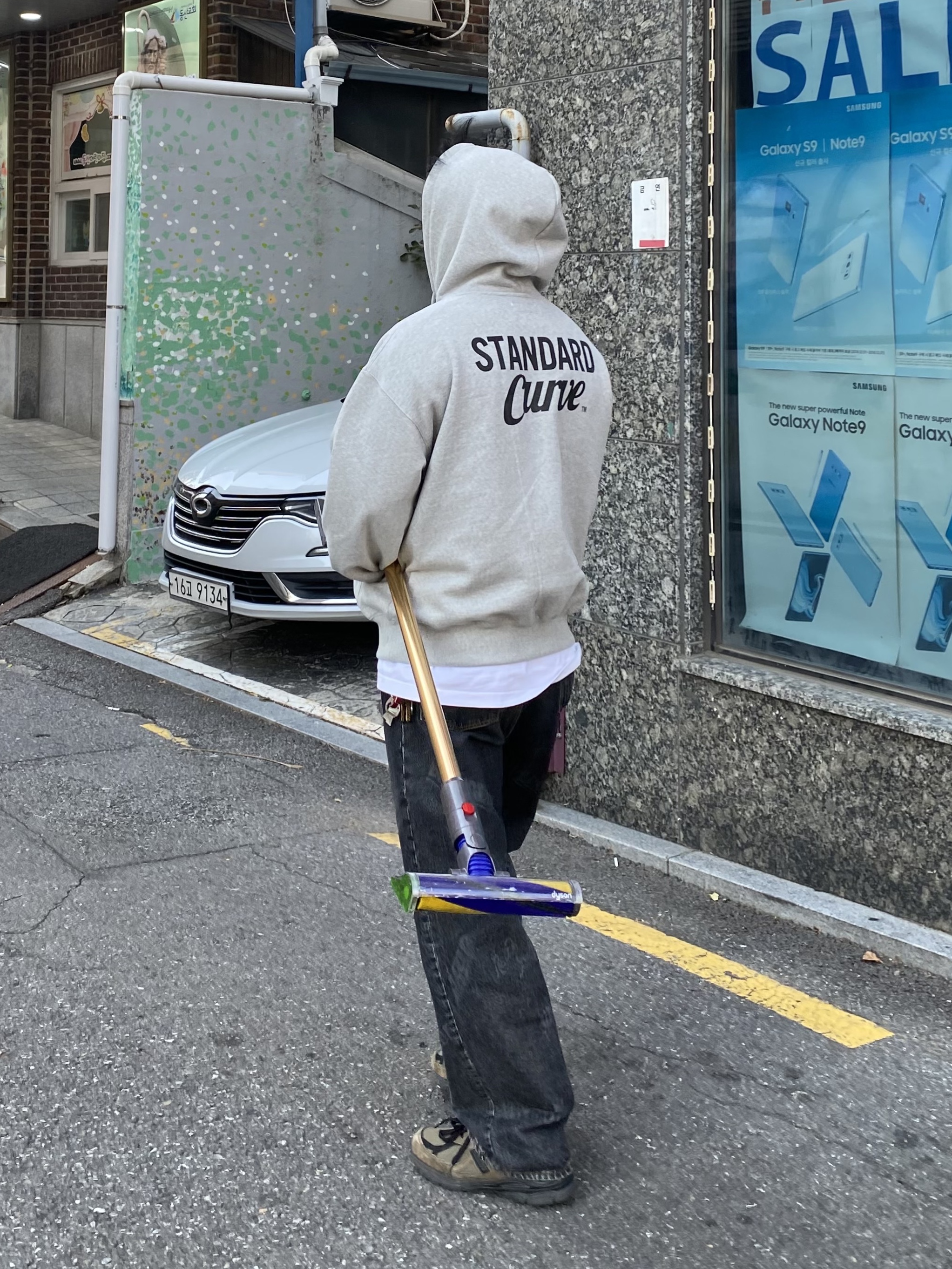 Stussy Worldwide Big OL' Jeans Black, New Balance x JJJJound 990v3 Brown Black 착용 스타일 - 2