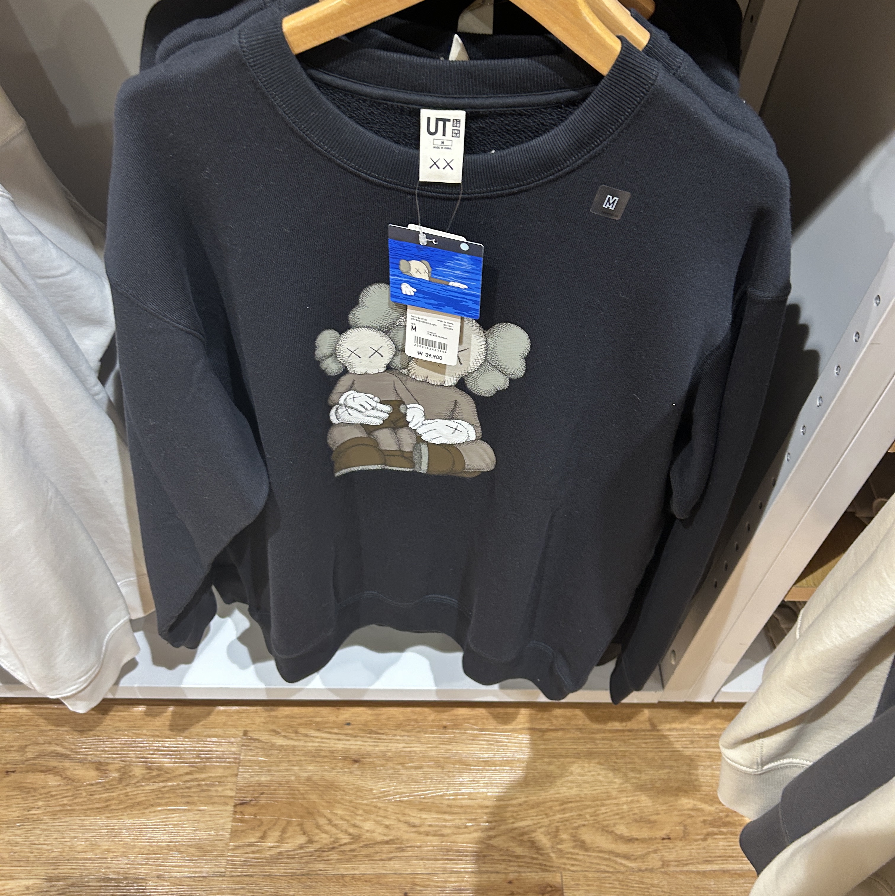 Uniqlo UT x Kaws Long Sleeve Sweatshirt Black, Uniqlo UT x Kaws Long Sleeve Sweatshirt Off White 착용 스타일 - 1