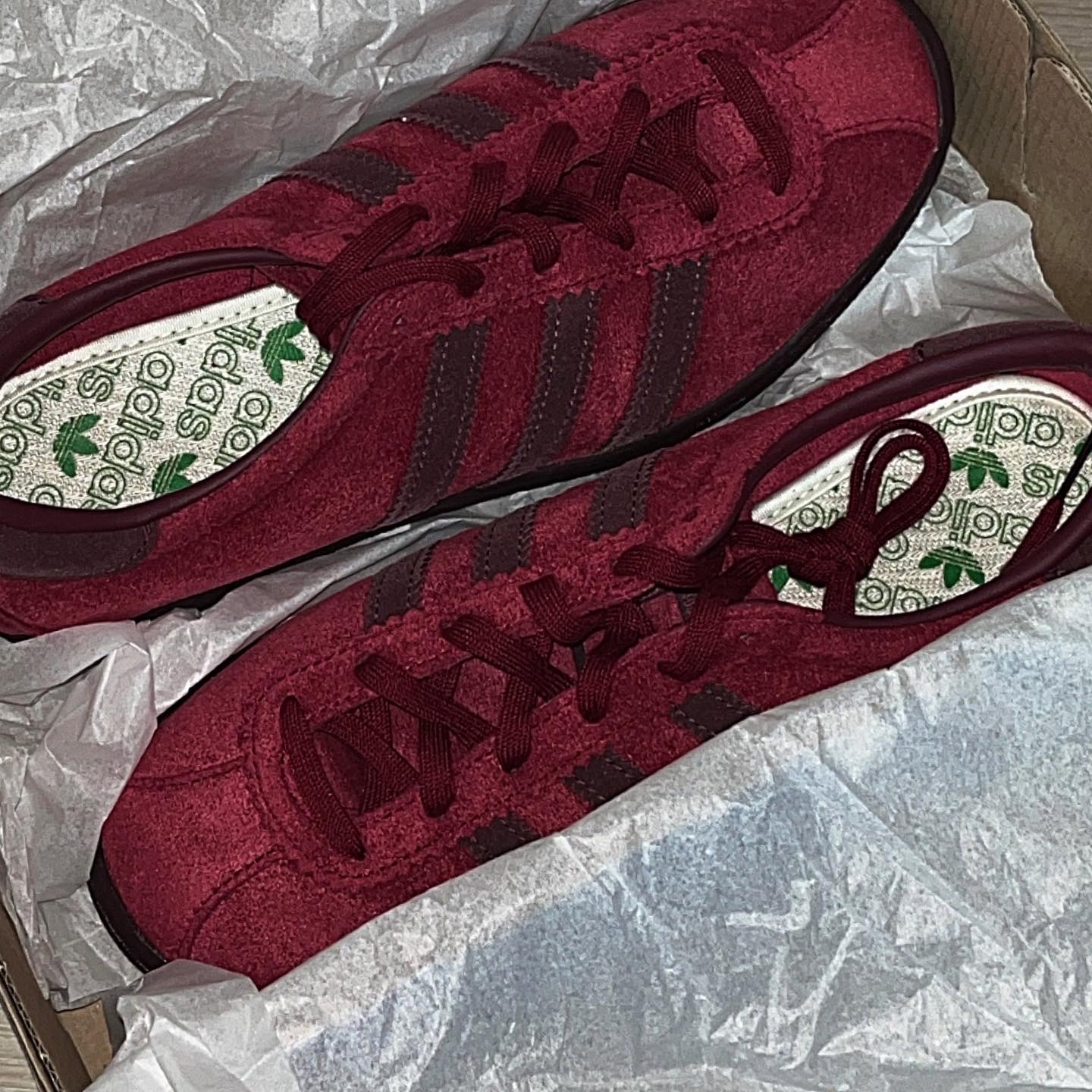 Adidas Tobacco Gruen Collegiate Burgundy 착용 스타일 - 2