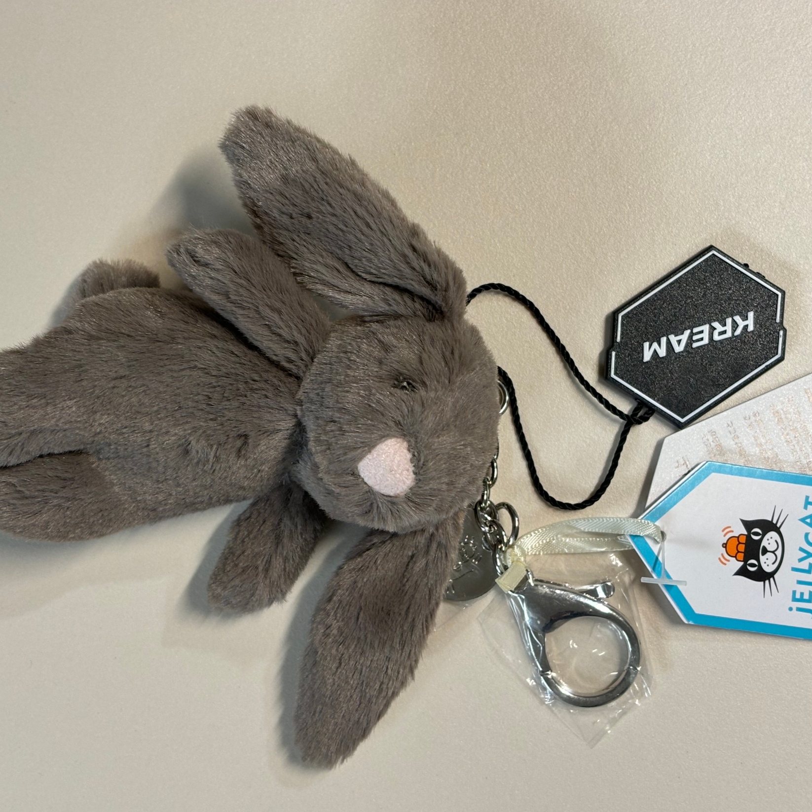 Jellycat Bashful Bunny Truffle Bag Charm Brown 착용 스타일 - 2