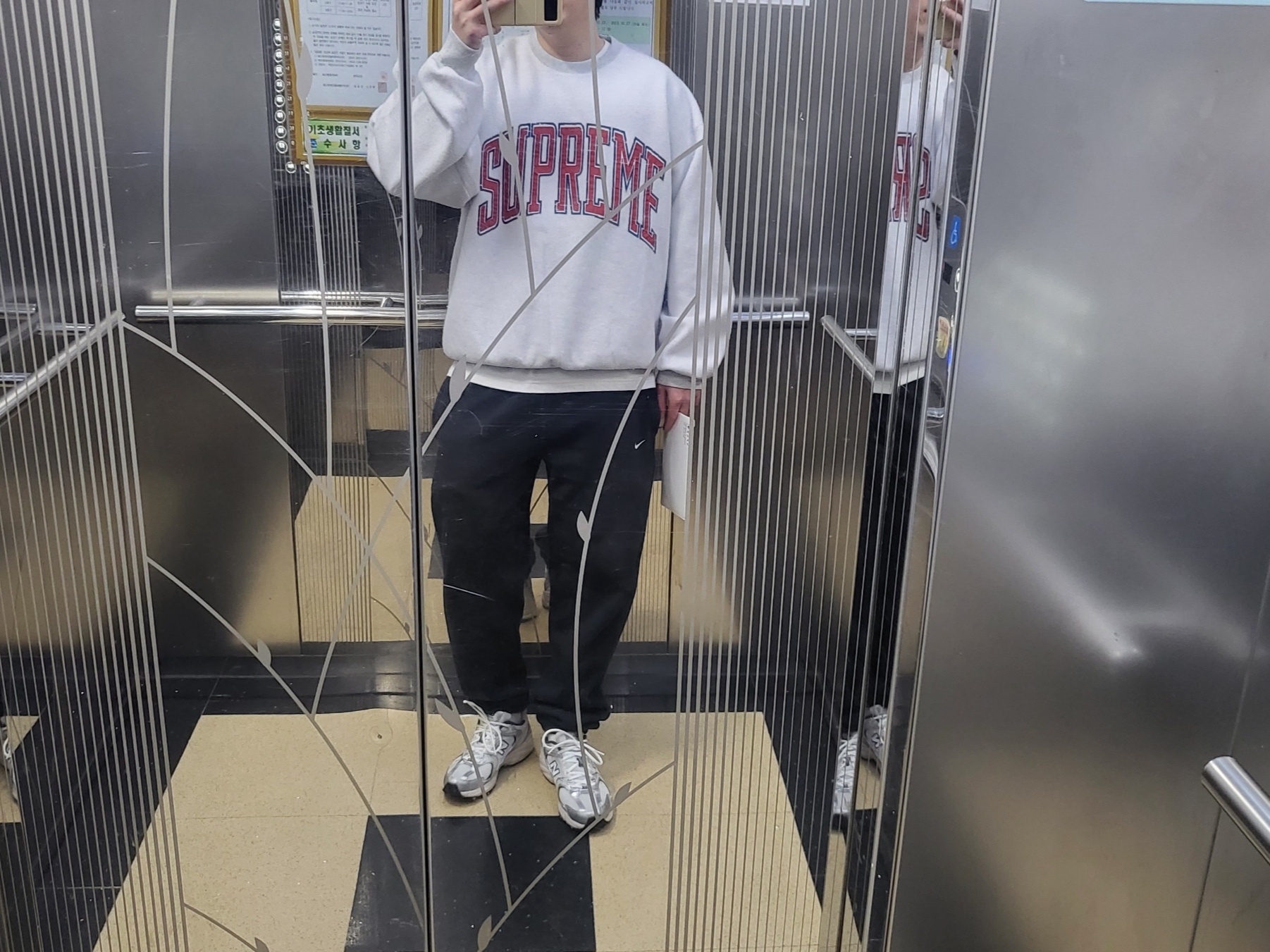 Supreme Inside Out Crewneck Black - 23FW, Supreme Inside Out Crewneck Ash Grey - 23FW 착용 스타일 - 2