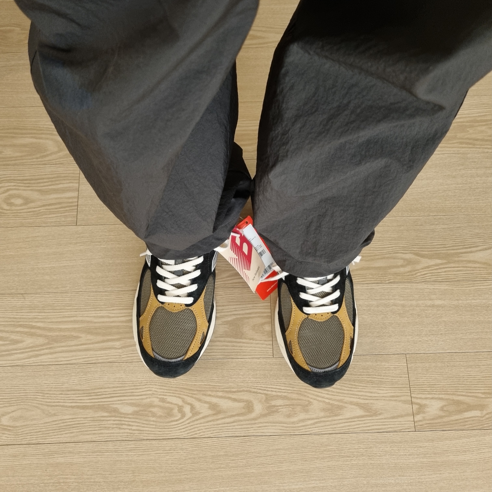 New Balance 990v3 Made in USA Black Tan 착용 스타일