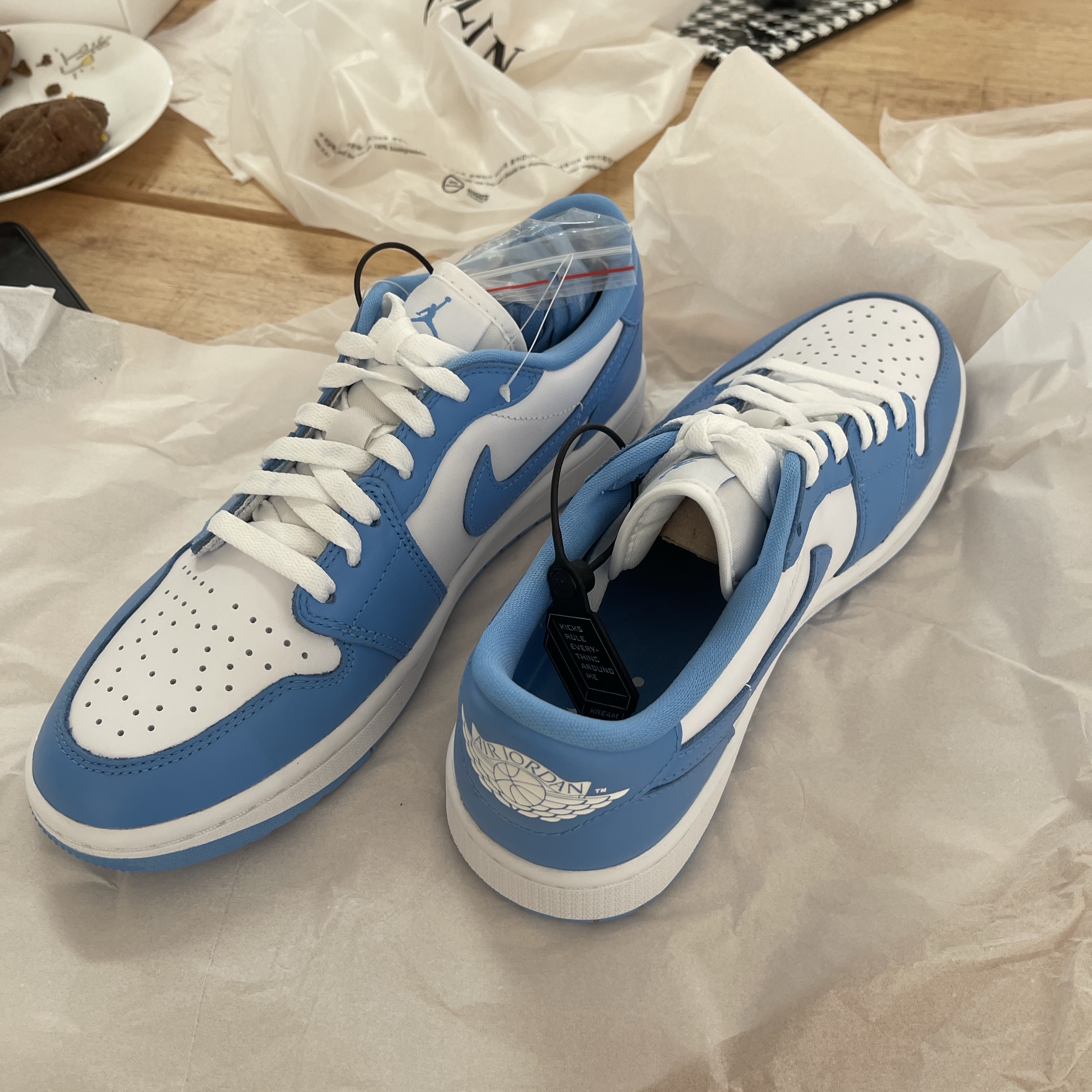 Jordan 1 Low Golf White and University Blue 착용 스타일