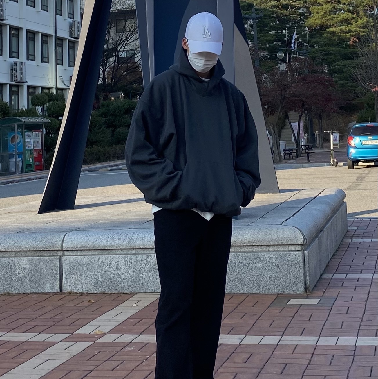 Yeezy Gap Engineered By Balenciaga Dove Hoodie Black, IAB Studio 10th Anniversary T-Shirt White 착용 스타일 - 1