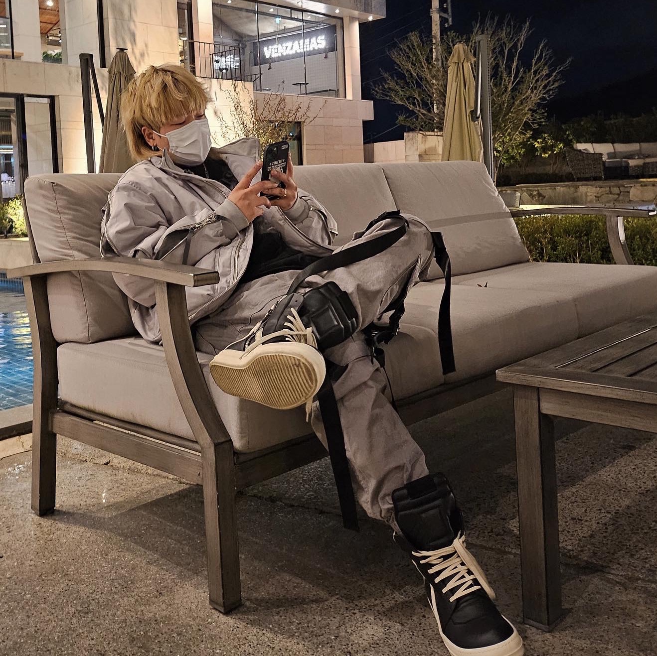 Rick Owens Geobasket Full Grain Calf Leather Strobe Sneakers Black Milk White 착용 스타일 - 1