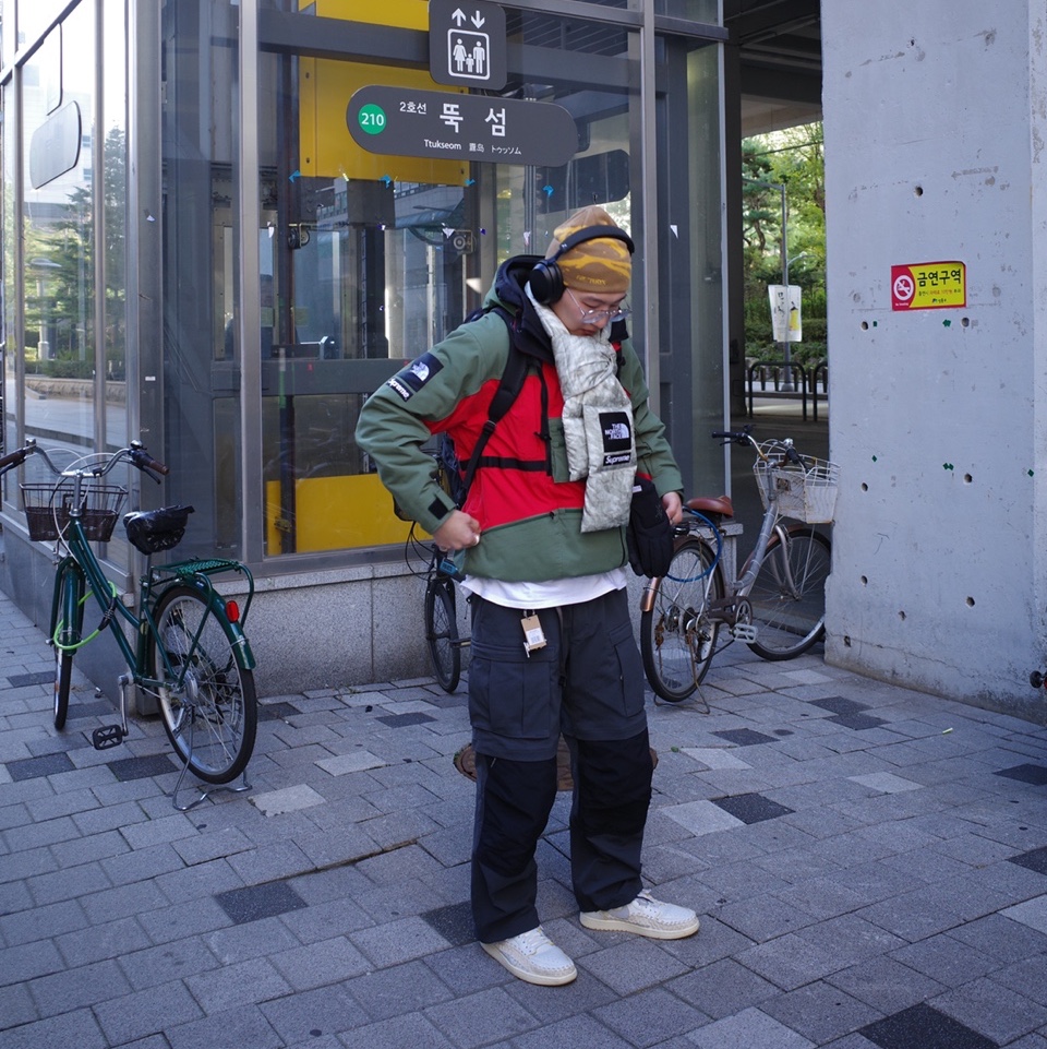 Supreme x The North Face Paper Print 700-Fill Down Scarf, Supreme x The North Face Steep Tech Hooded Jacket Olive - 16SS 착용 스타일 - 2