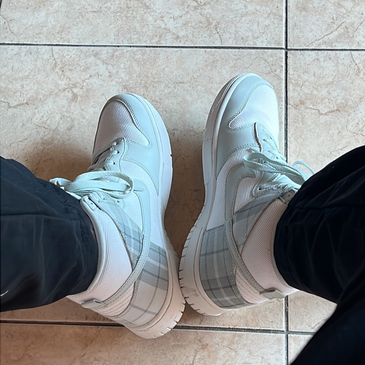 Nike Dunk High Light Silver and Summit White 착용 스타일